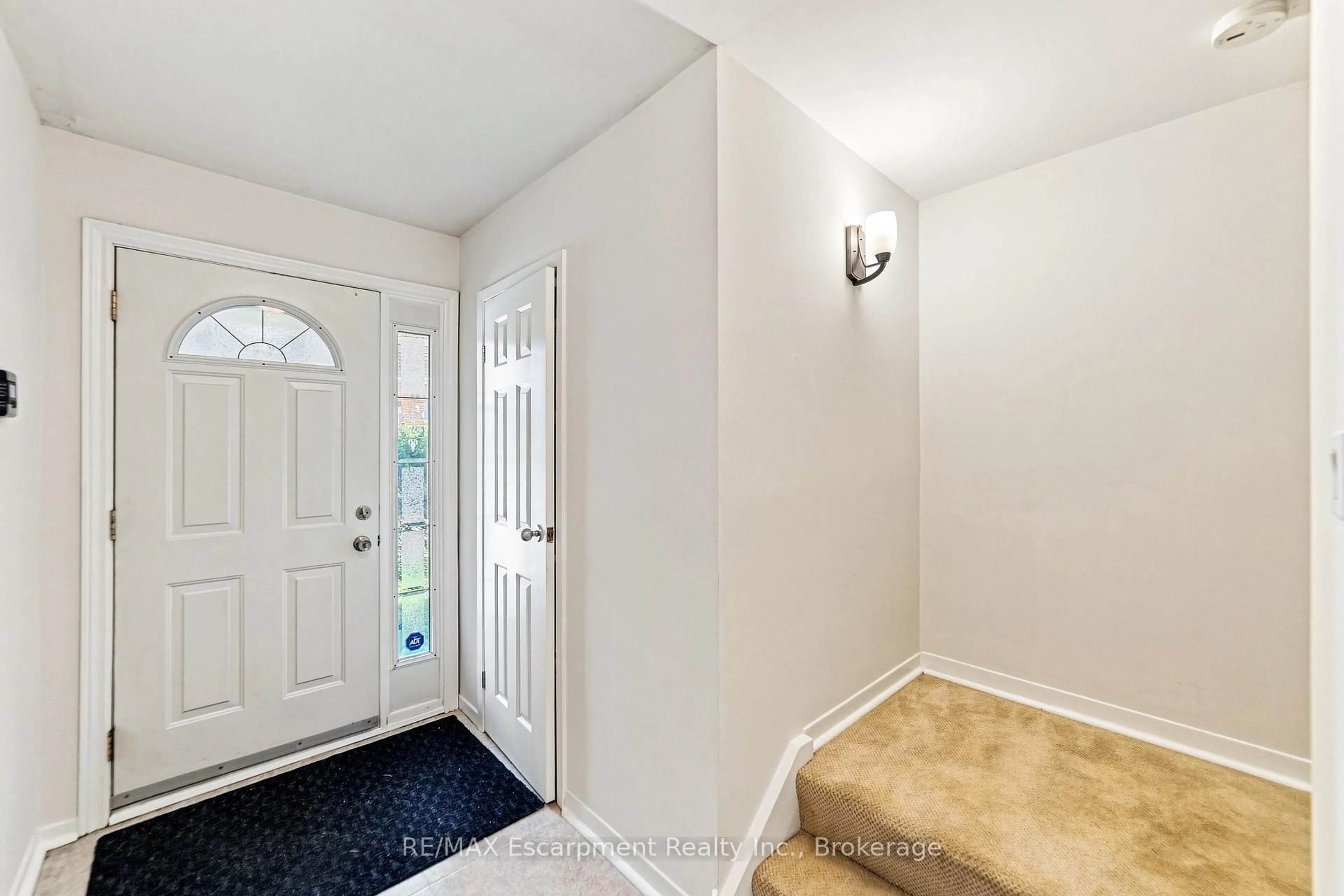Indoor entryway for 2380 Bromsgrove Rd #52, Mississauga Ontario L5J 4E6