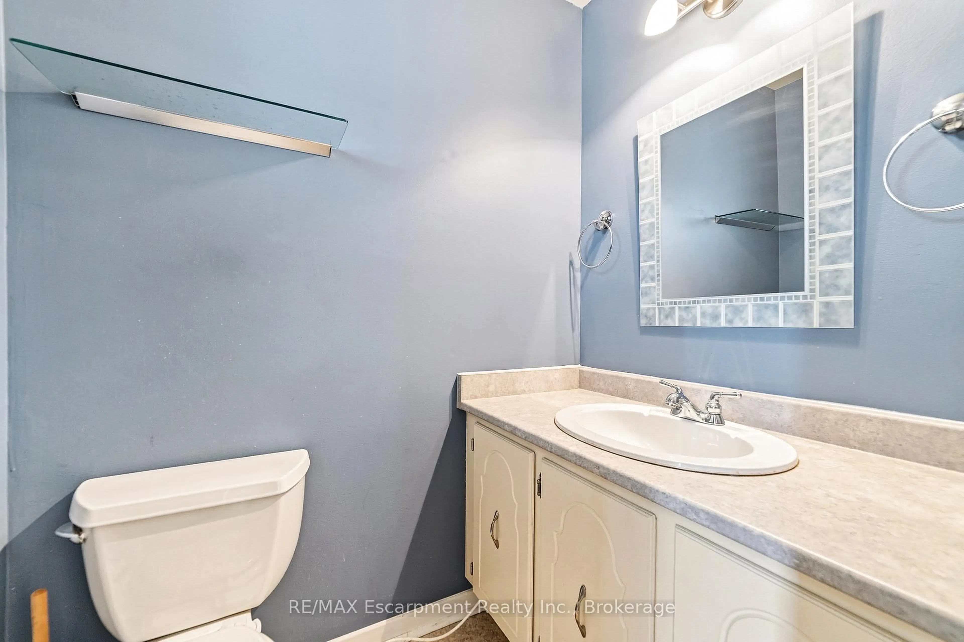 Standard bathroom, ceramic/tile floor for 2380 Bromsgrove Rd #52, Mississauga Ontario L5J 4E6