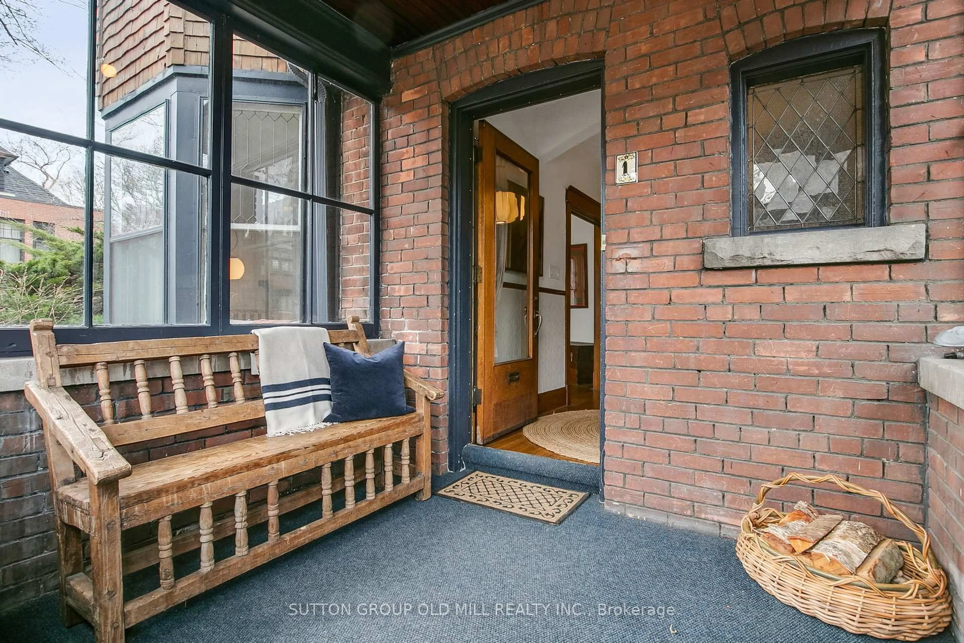 Indoor entryway for 1 Algonquin Ave, Toronto Ontario M6R 1K6