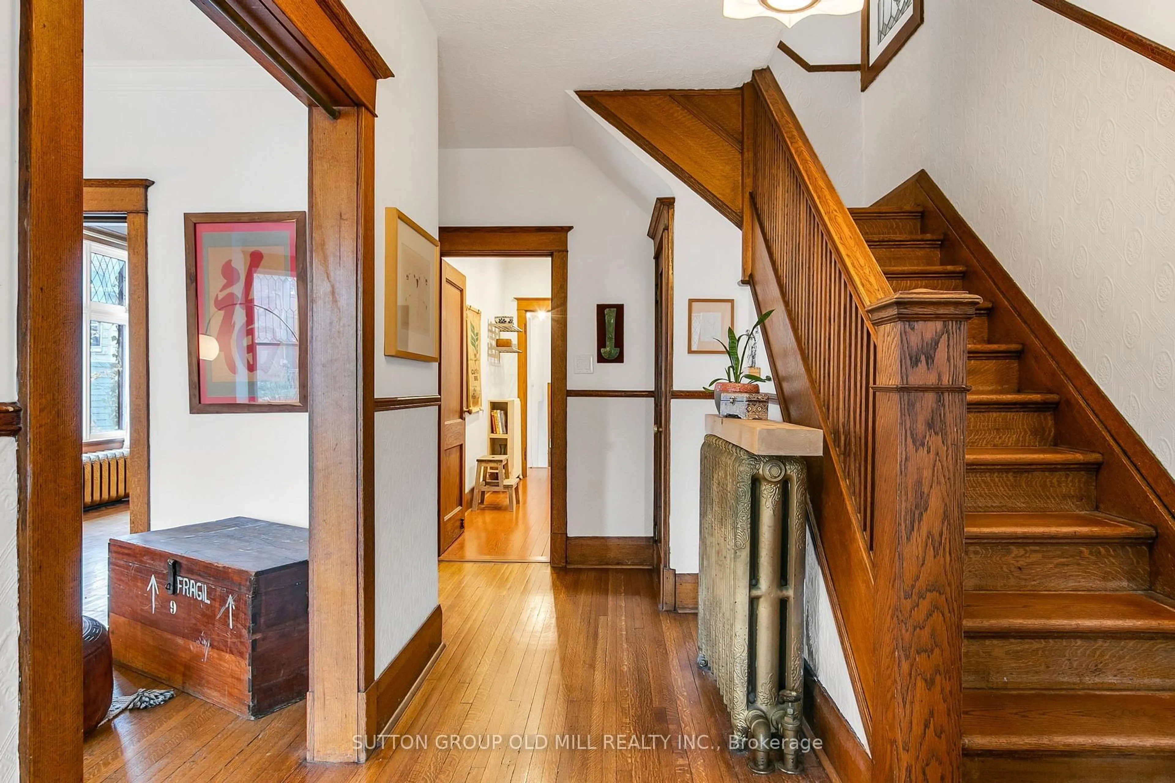 Indoor foyer for 1 Algonquin Ave, Toronto Ontario M6R 1K6