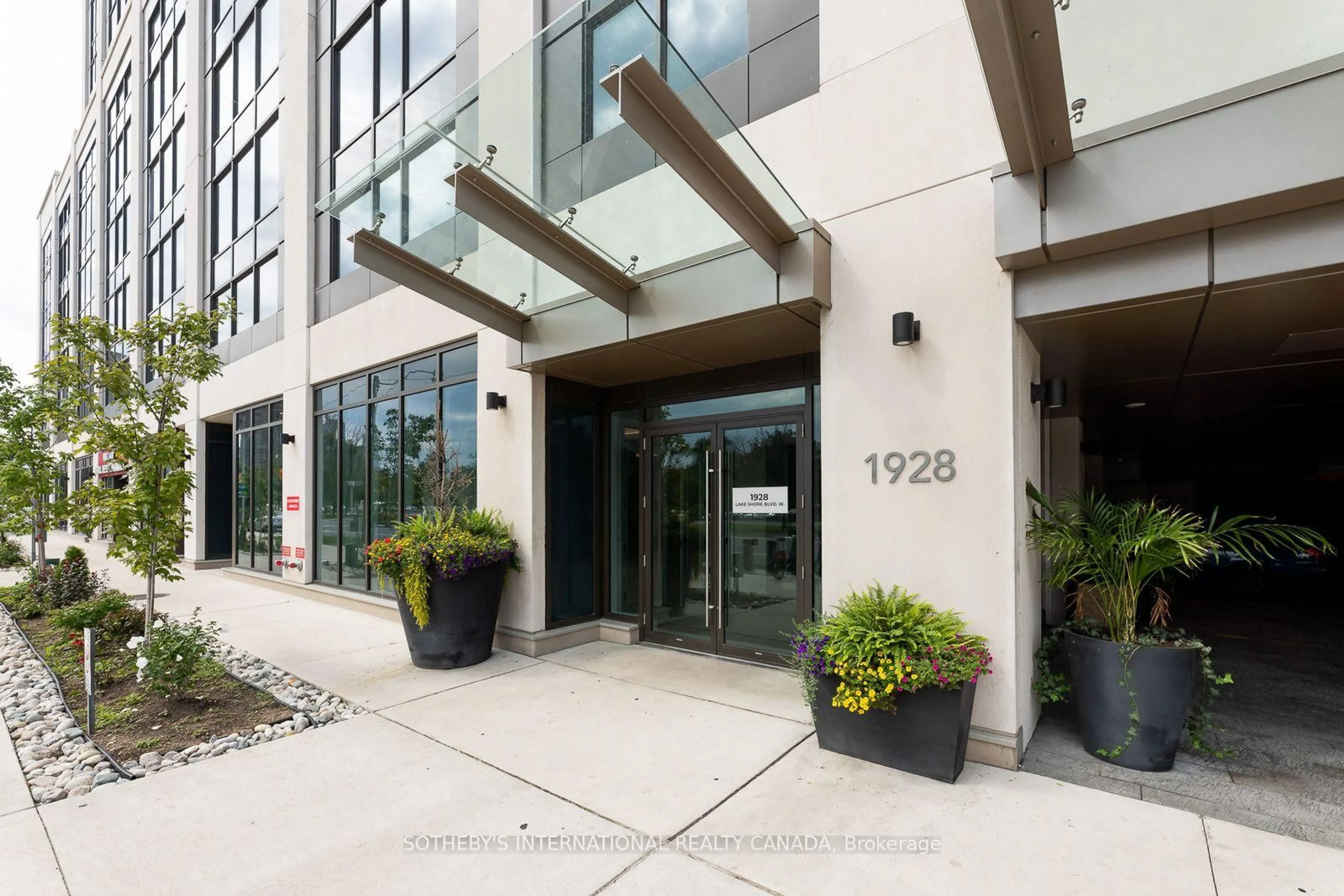 Indoor foyer for 1928 Lake Shore Blvd #3906, Toronto Ontario M6S 0B1