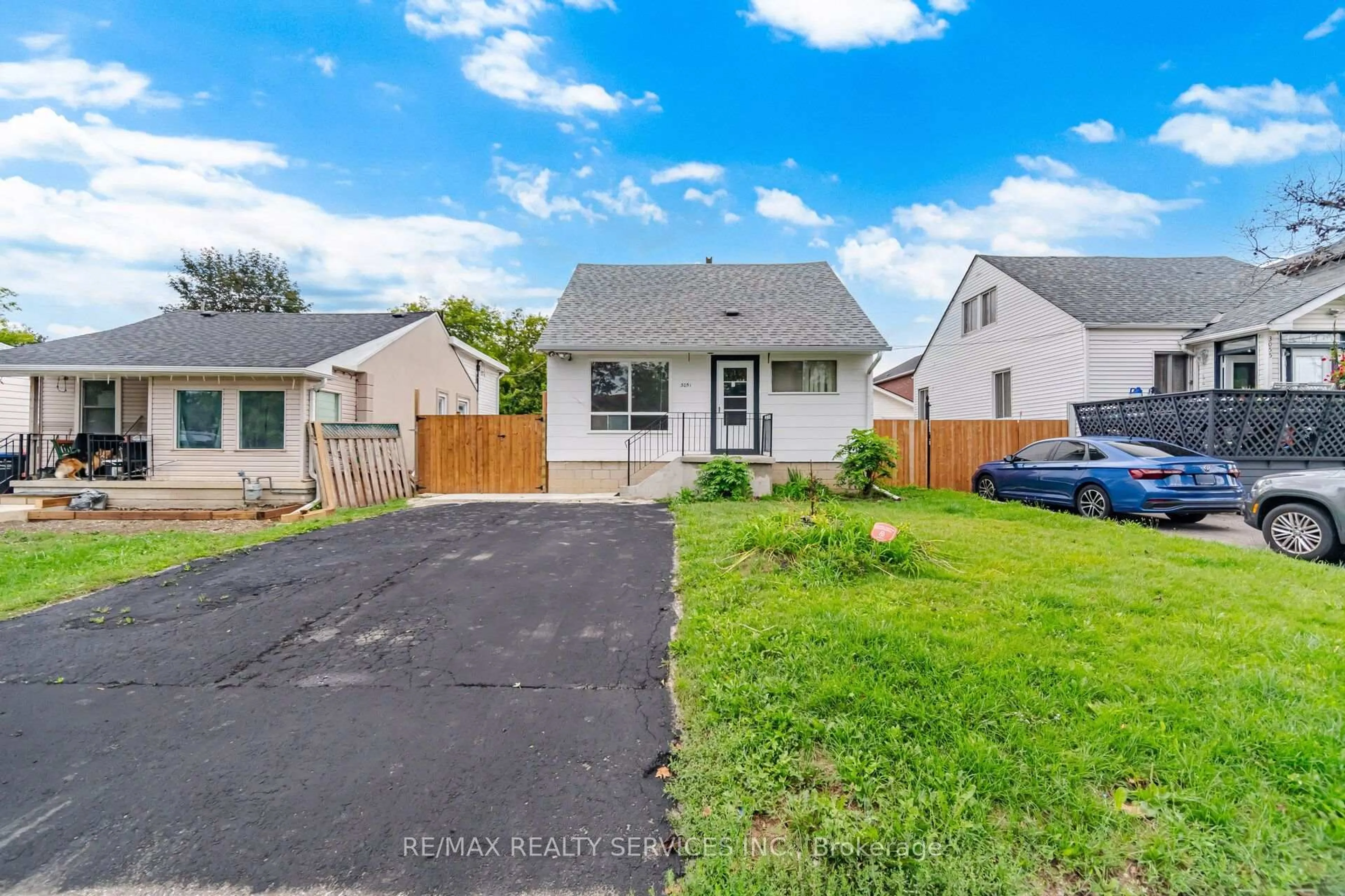 A pic from outside/outdoor area/front of a property/back of a property/a pic from drone, street for 3051 Churchill Ave, Mississauga Ontario L4T 1R4