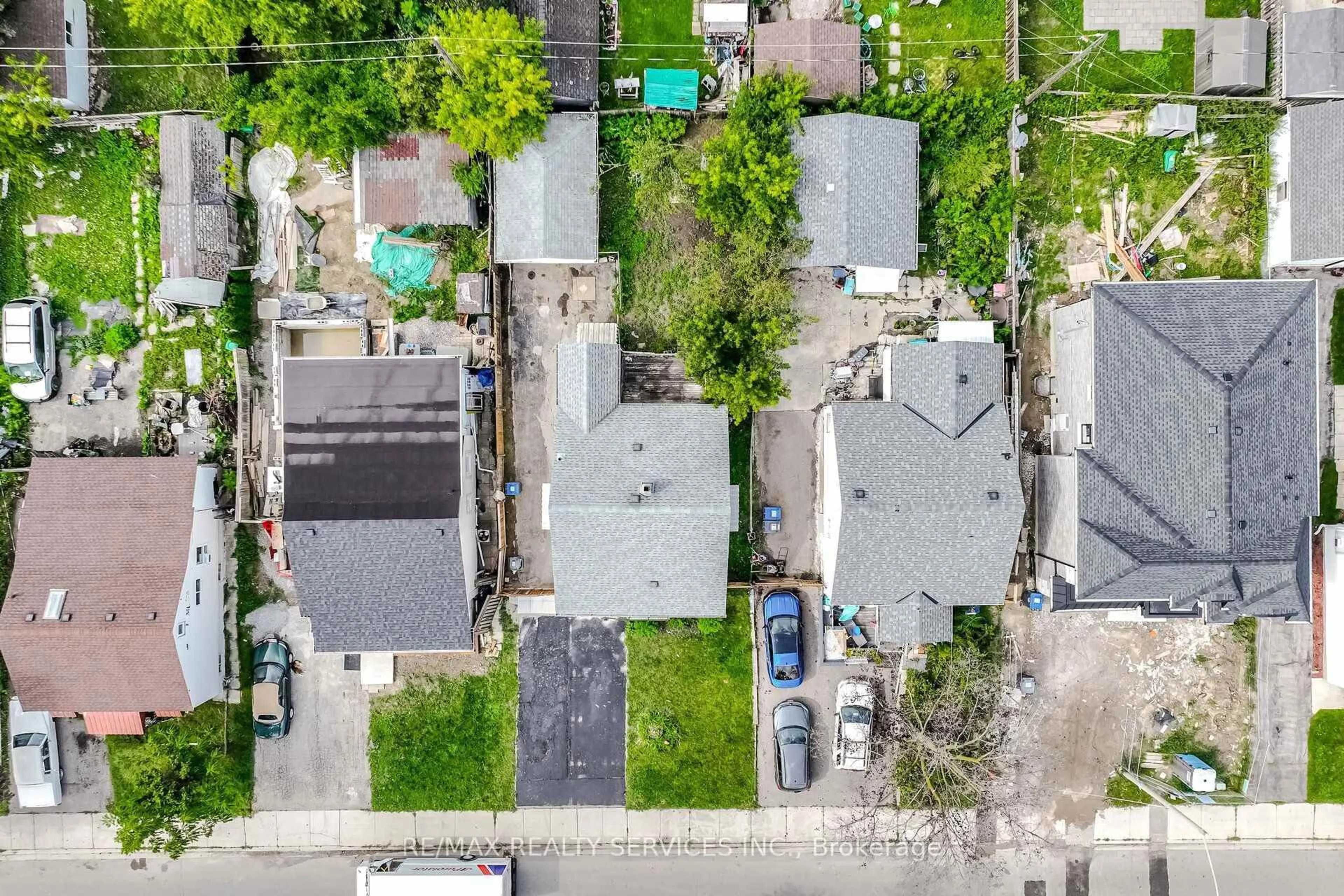 A pic from outside/outdoor area/front of a property/back of a property/a pic from drone, street for 3051 Churchill Ave, Mississauga Ontario L4T 1R4