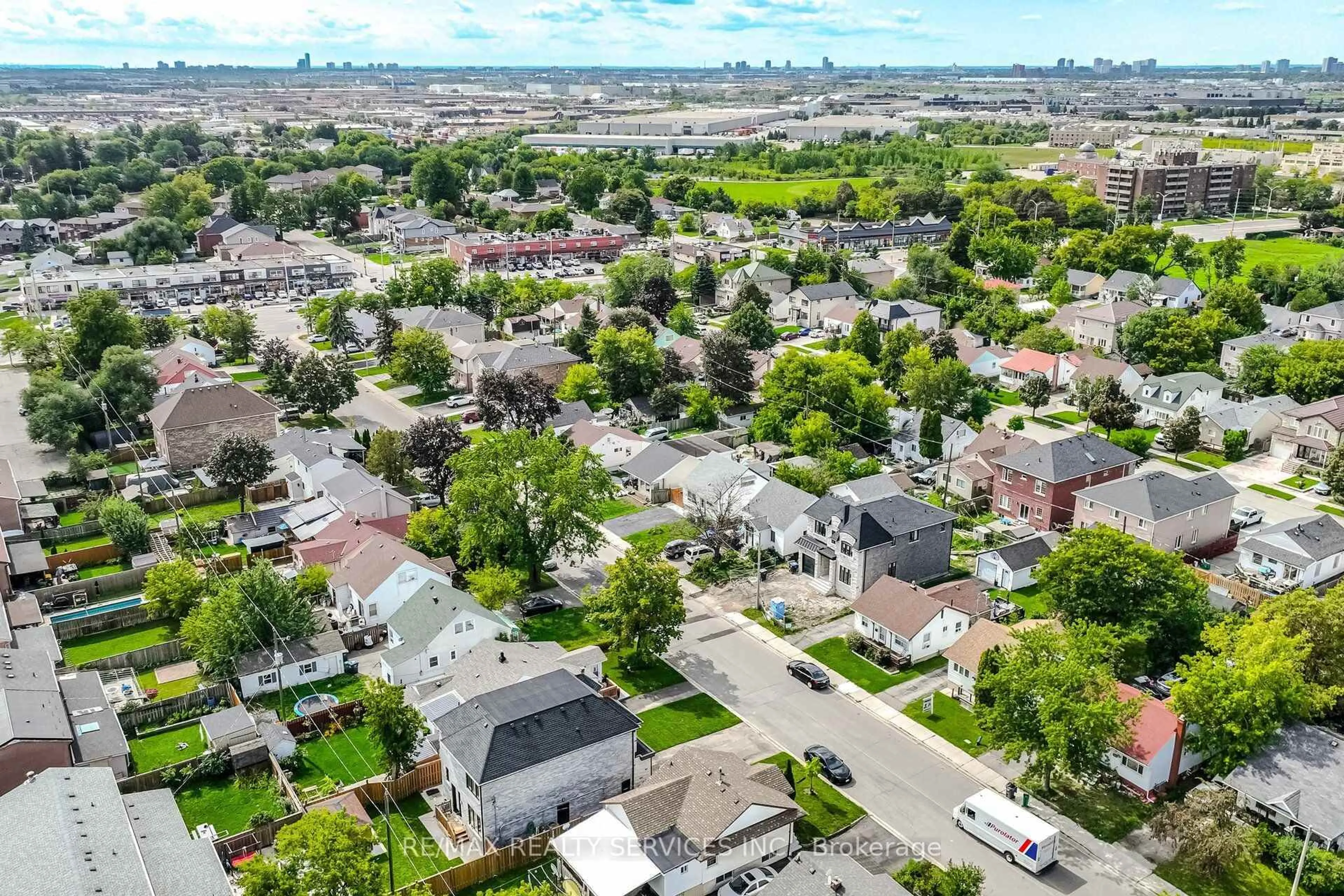 A pic from outside/outdoor area/front of a property/back of a property/a pic from drone, street for 3051 Churchill Ave, Mississauga Ontario L4T 1R4