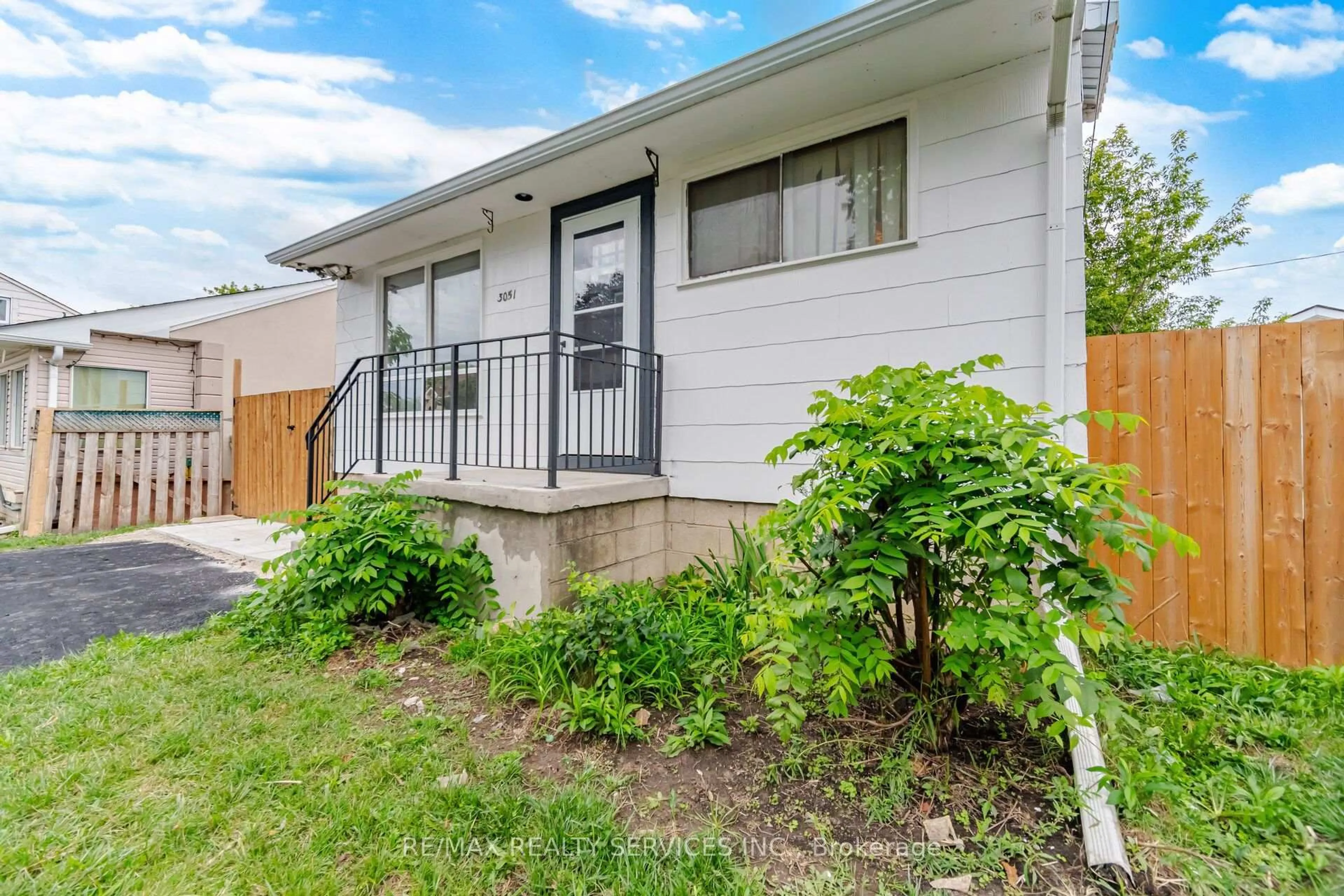Home with vinyl exterior material, street for 3051 Churchill Ave, Mississauga Ontario L4T 1R4