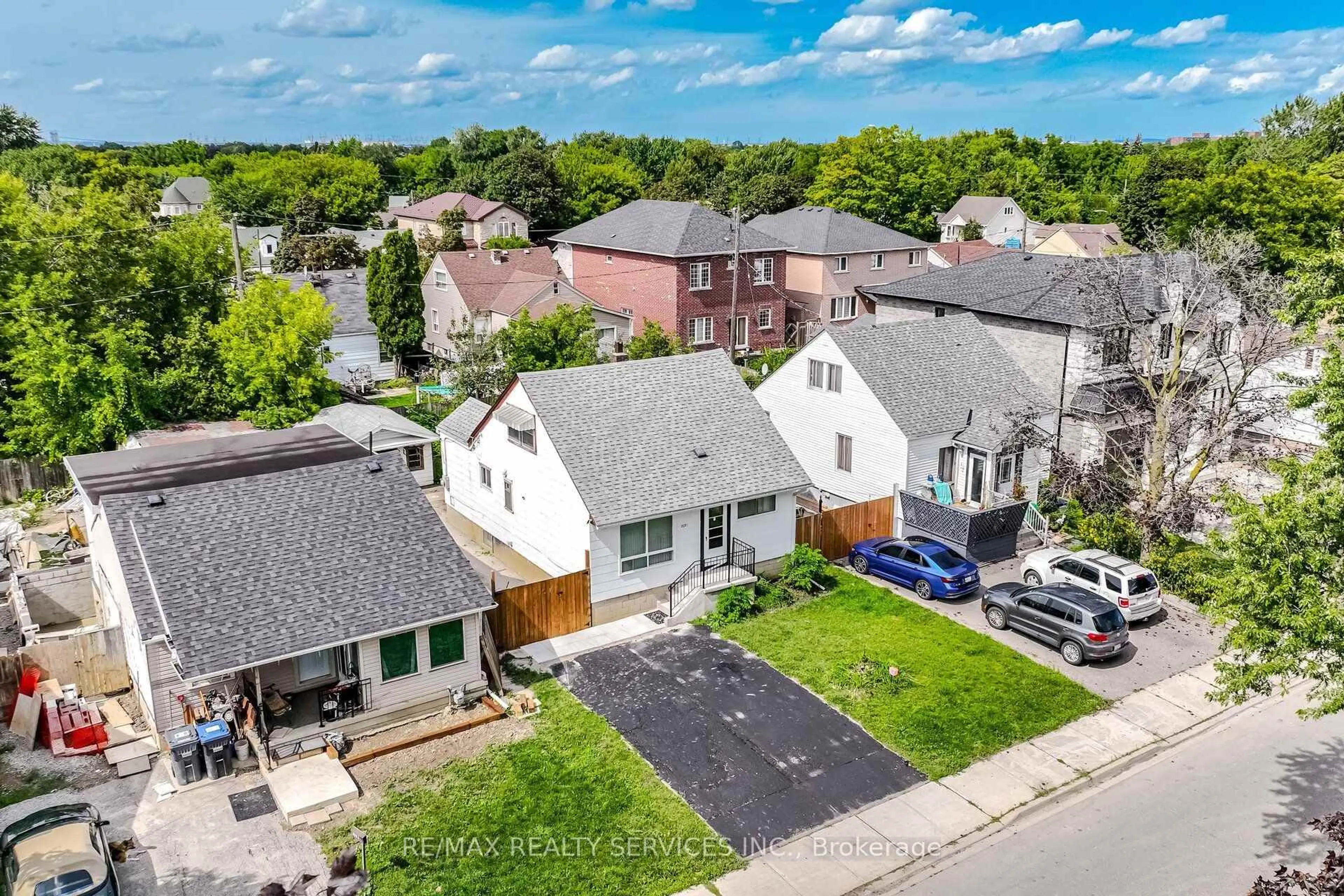 A pic from outside/outdoor area/front of a property/back of a property/a pic from drone, street for 3051 Churchill Ave, Mississauga Ontario L4T 1R4