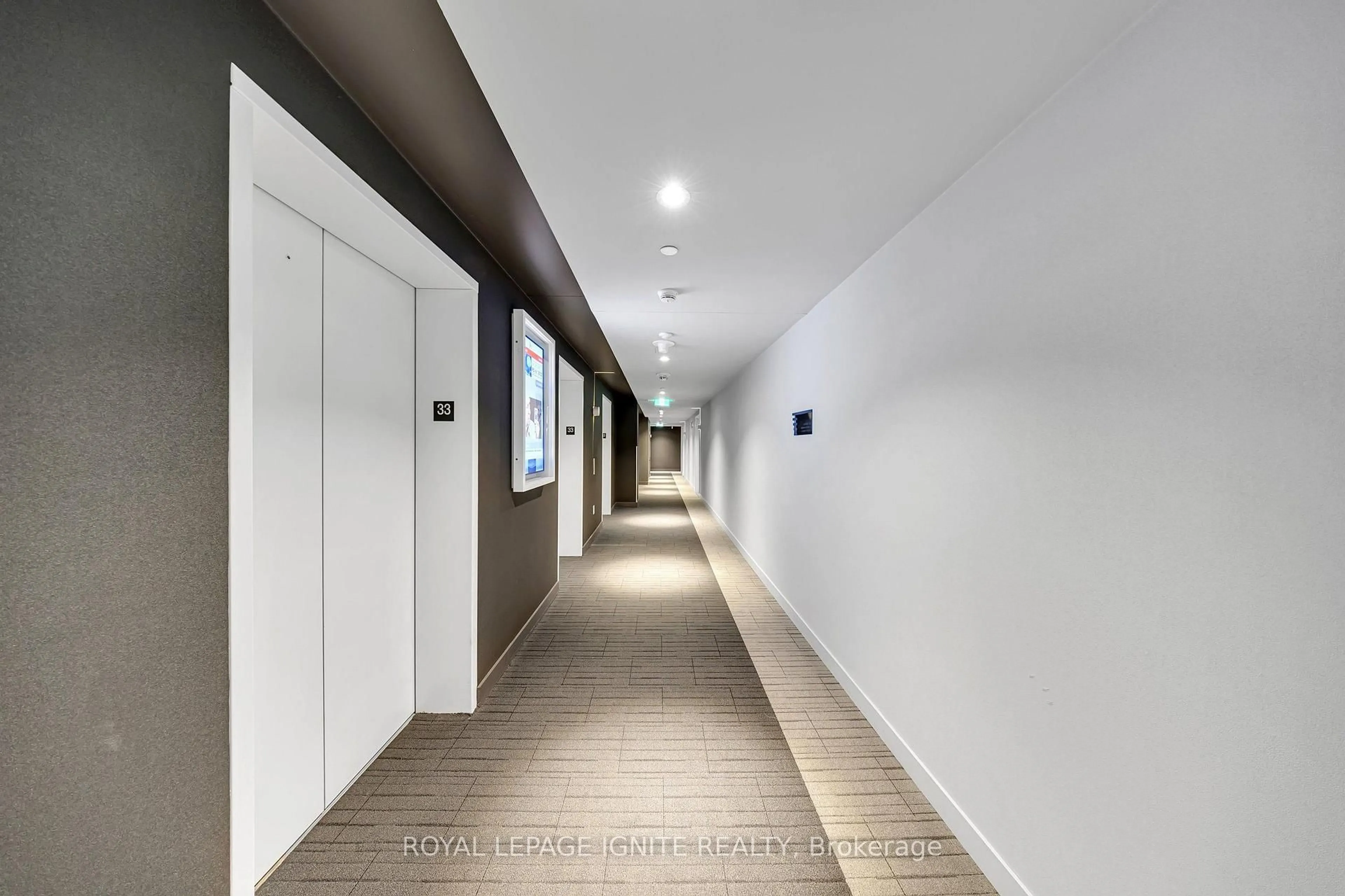 Indoor foyer for 3900 Confederation Pkwy #3301, Mississauga Ontario L5B 0M3