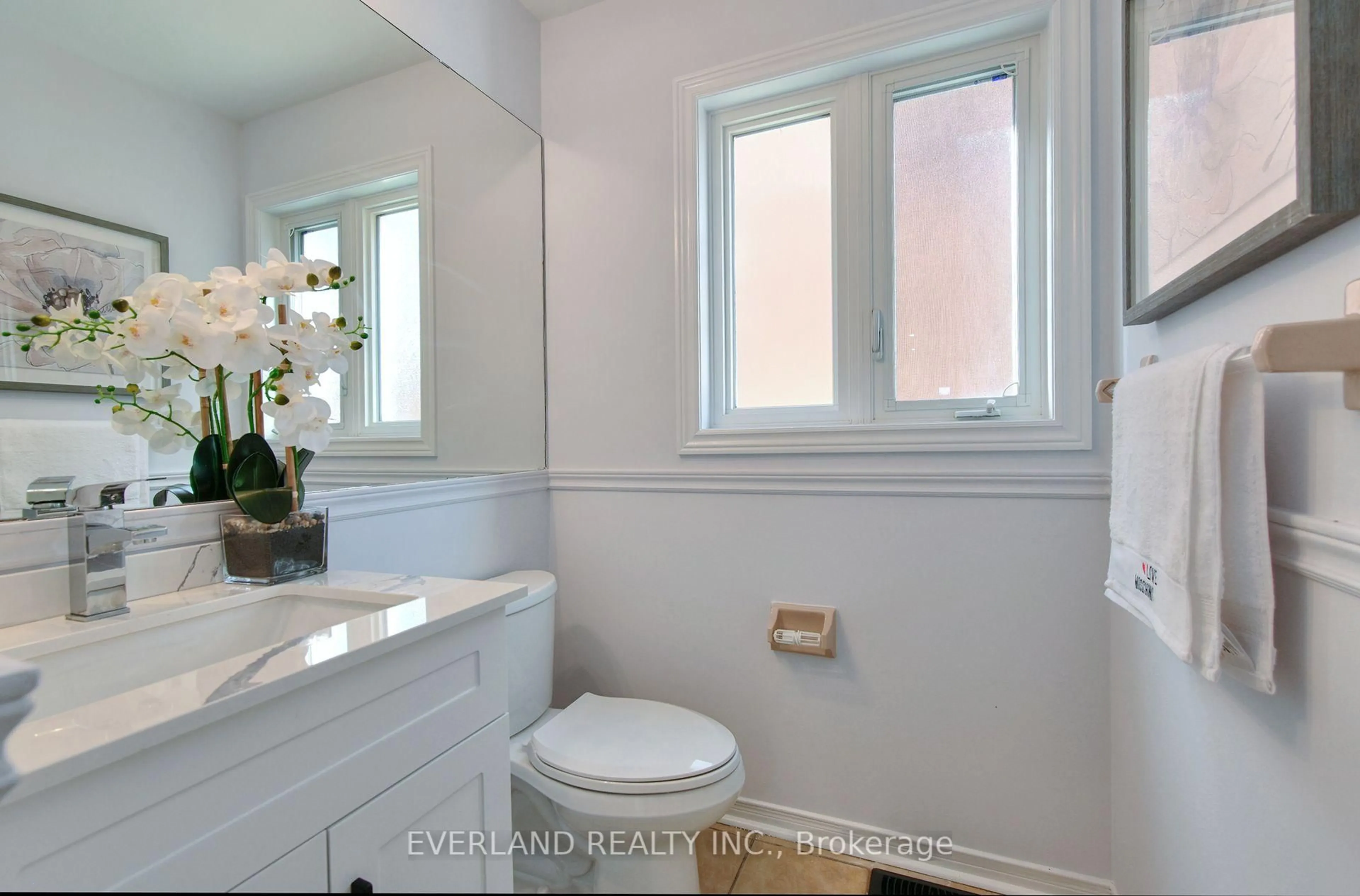 Standard bathroom, ceramic/tile floor for 5386 Middlebury Dr, Mississauga Ontario L5M 5E6