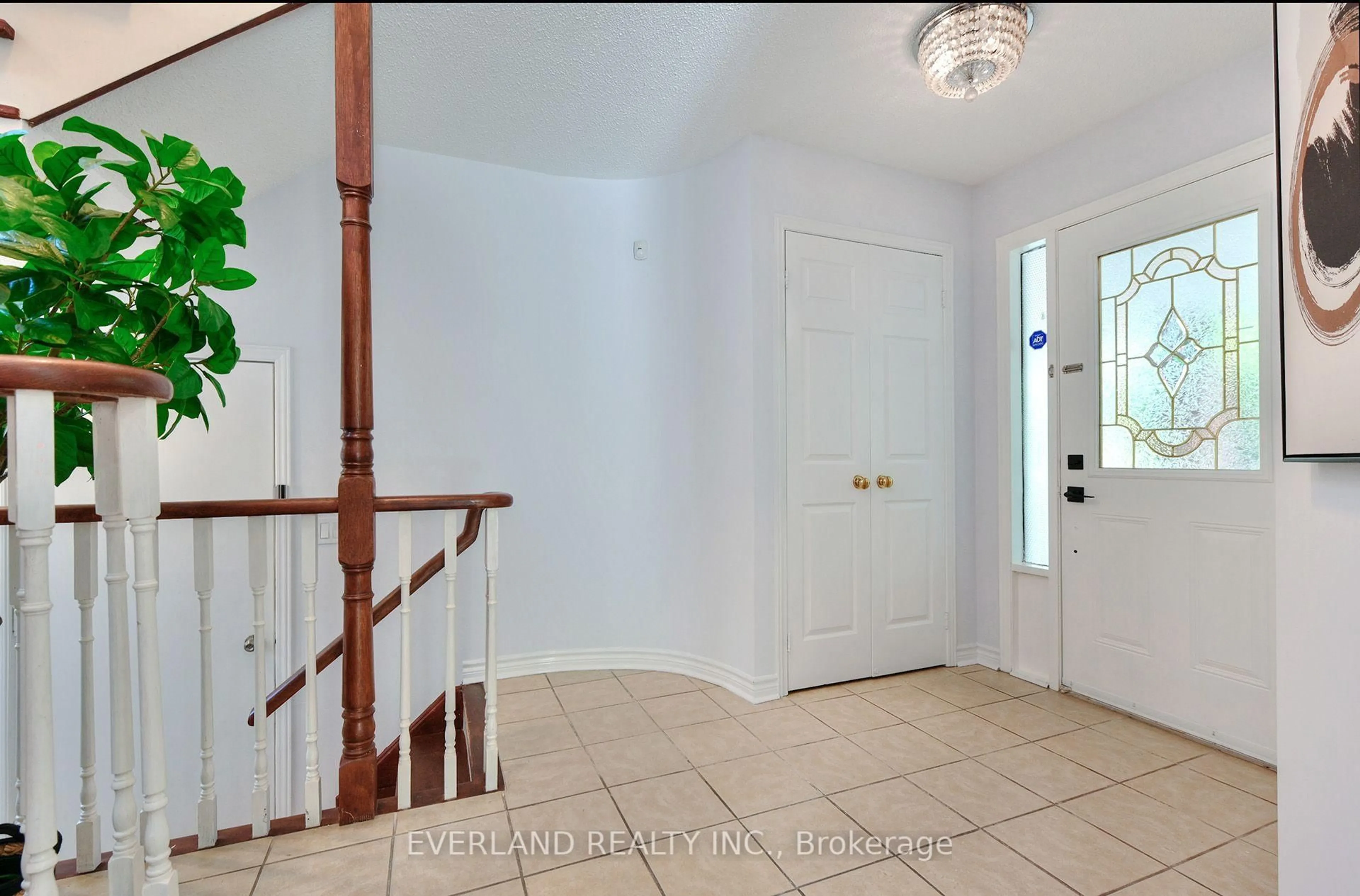 Indoor entryway for 5386 Middlebury Dr, Mississauga Ontario L5M 5E6