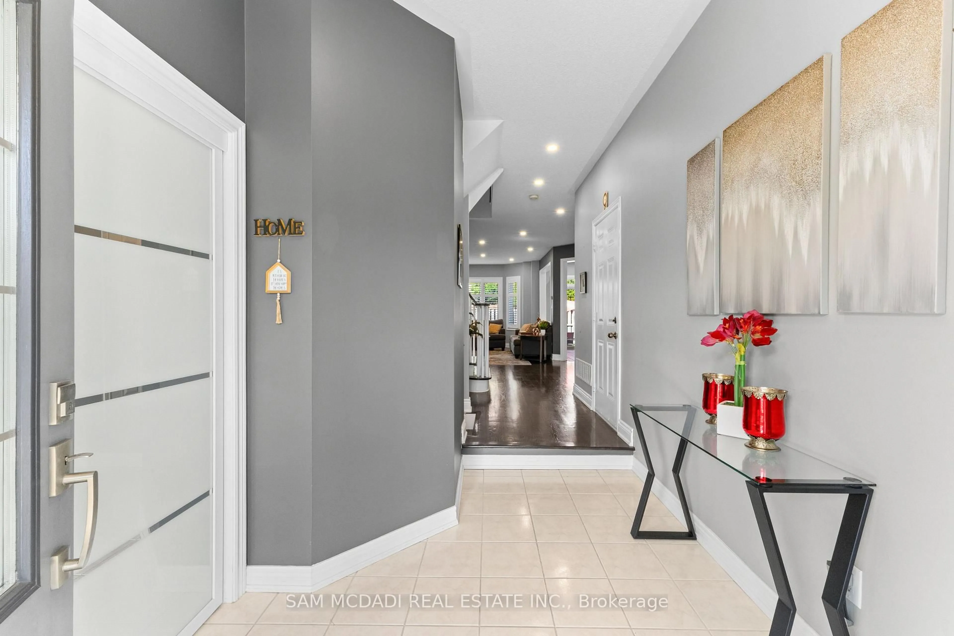 Indoor foyer for 195 Holmes Cres, Milton Ontario L9T 0T8
