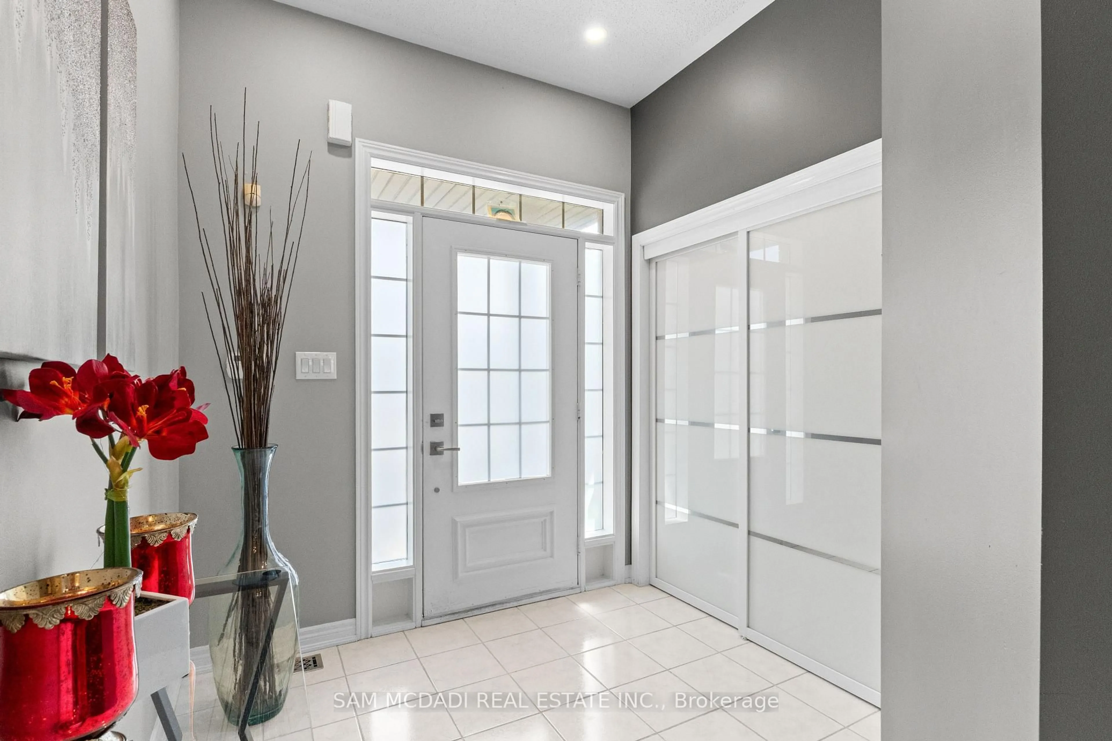 Indoor entryway for 195 Holmes Cres, Milton Ontario L9T 0T8