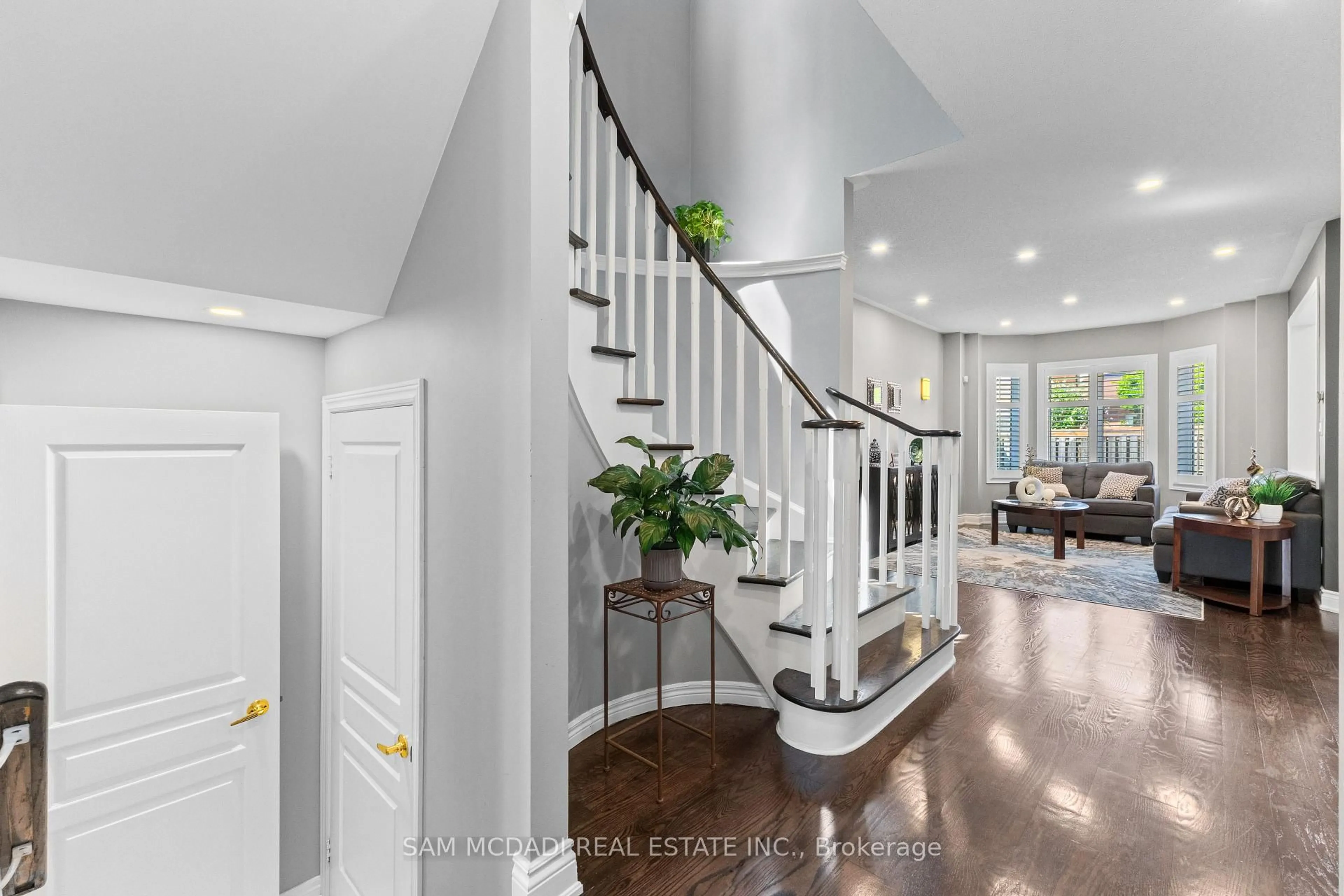 Indoor entryway for 195 Holmes Cres, Milton Ontario L9T 0T8