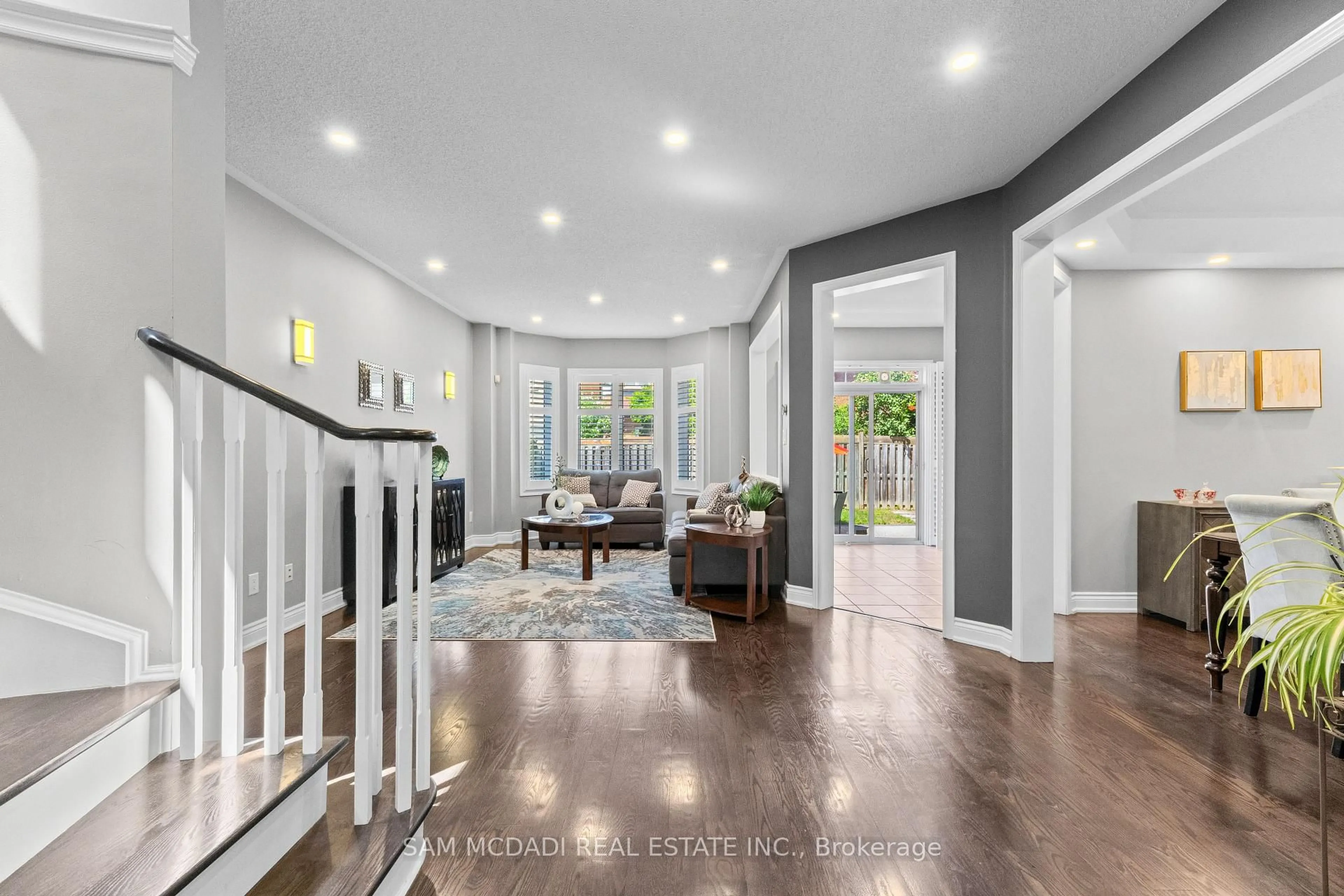 Indoor entryway for 195 Holmes Cres, Milton Ontario L9T 0T8
