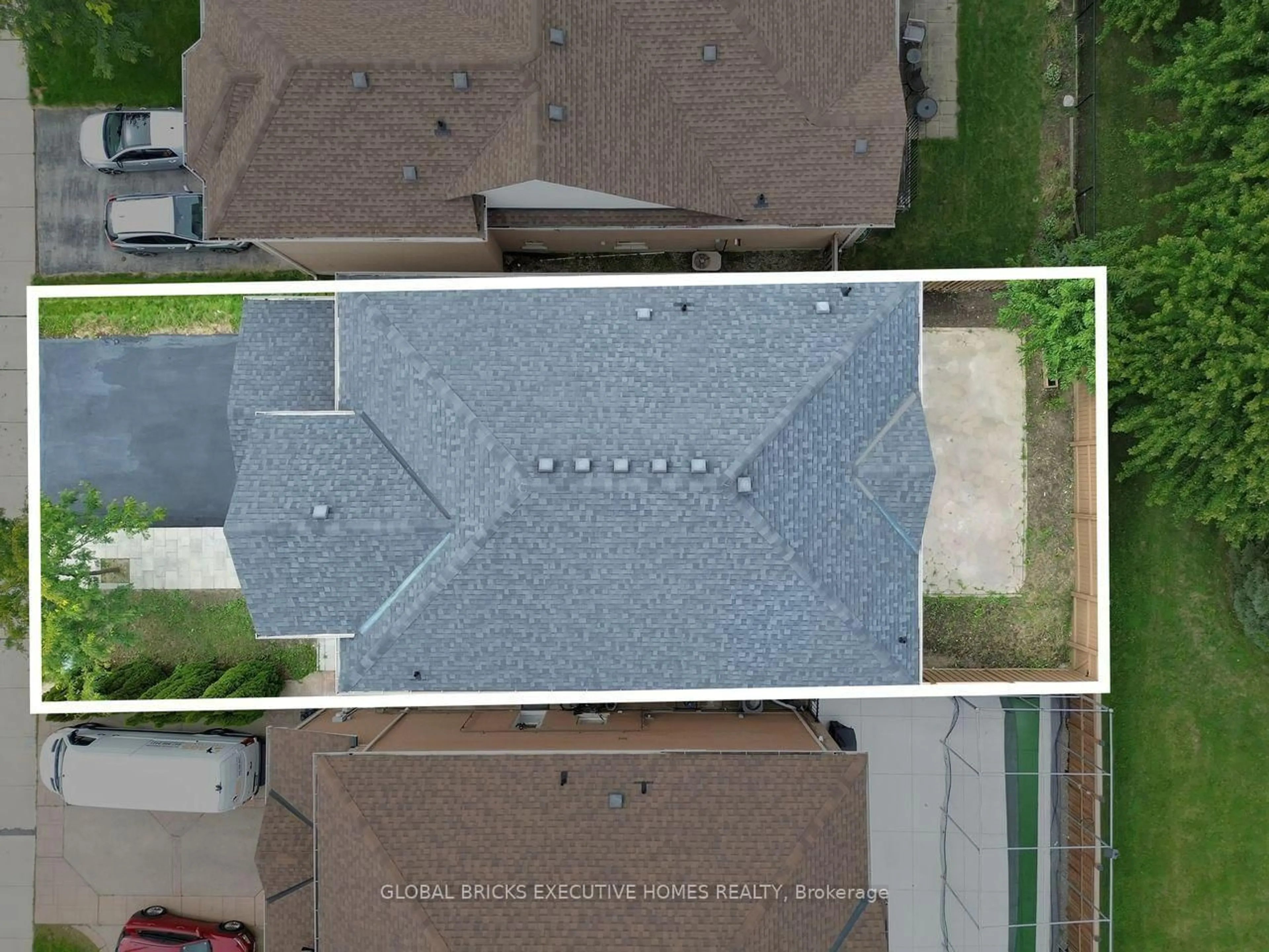 A pic from outside/outdoor area/front of a property/back of a property/a pic from drone, street for 122 Pappain Cres, Brampton Ontario L7A 3J7
