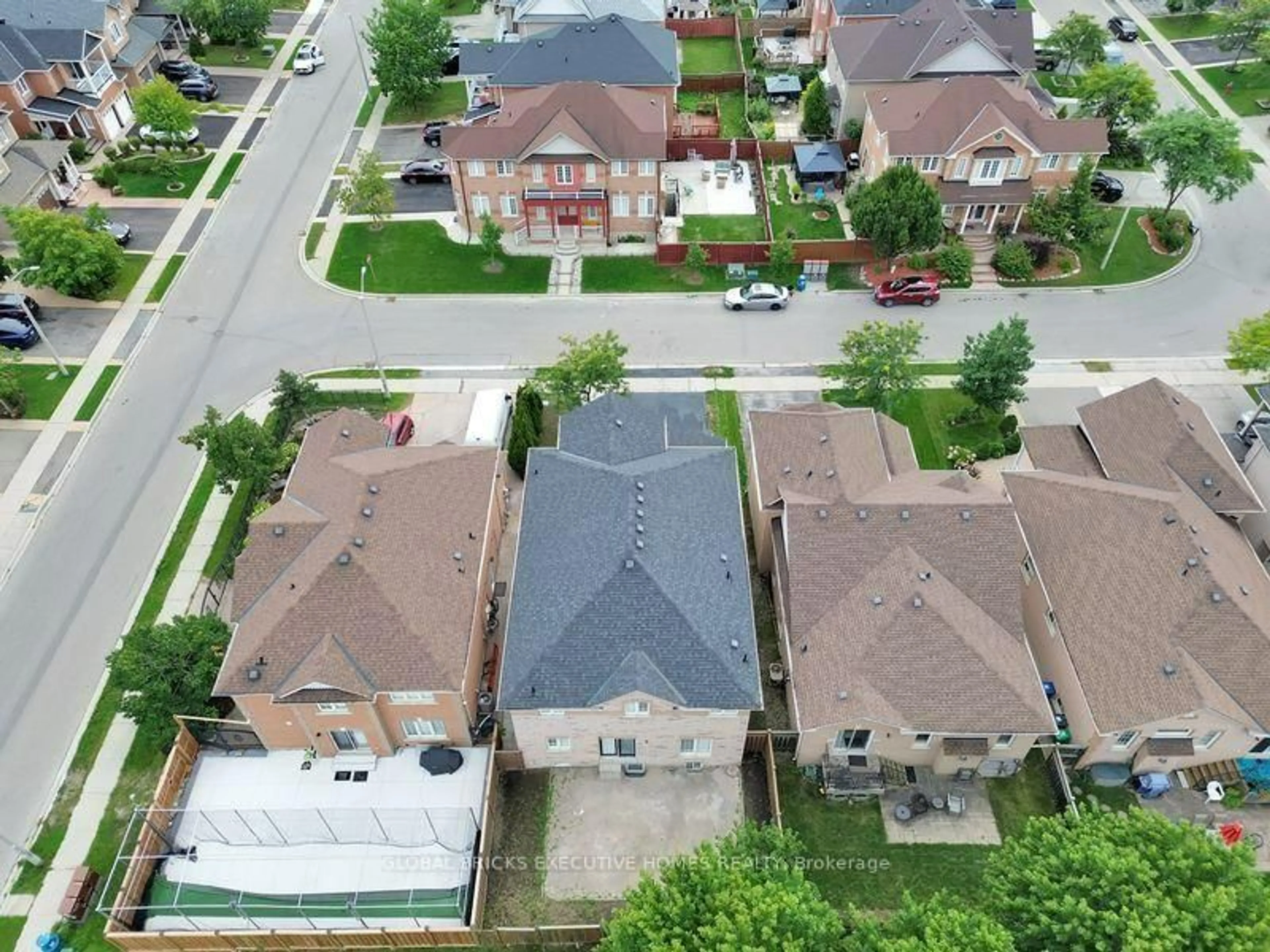 A pic from outside/outdoor area/front of a property/back of a property/a pic from drone, street for 122 Pappain Cres, Brampton Ontario L7A 3J7