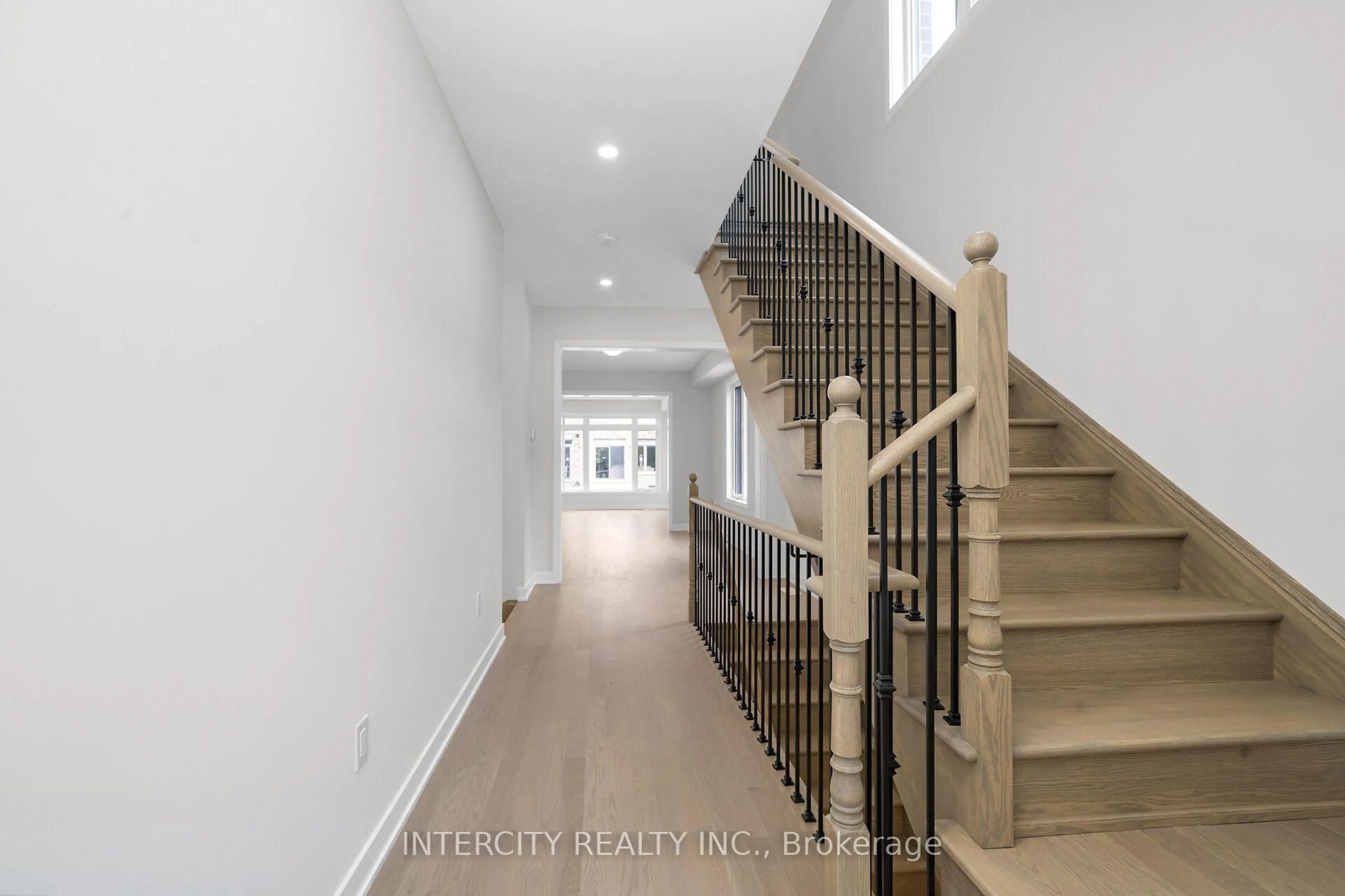 Indoor entryway for 630 Glasgow Rd #19-103, Caledon Ontario L7E 4N1