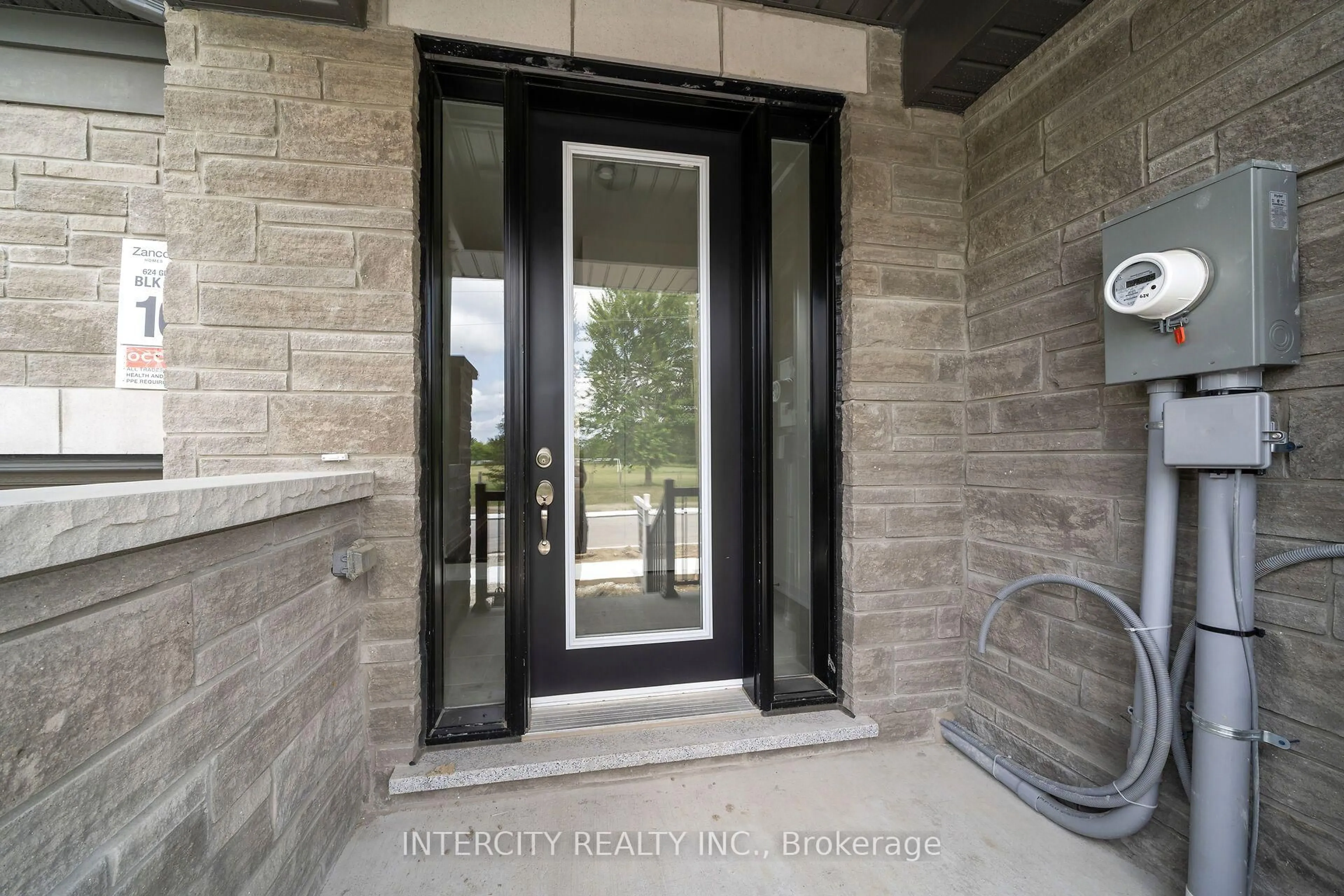 Indoor entryway for 624 Glasgow Rd #19-100, Caledon Ontario L7E 4N1