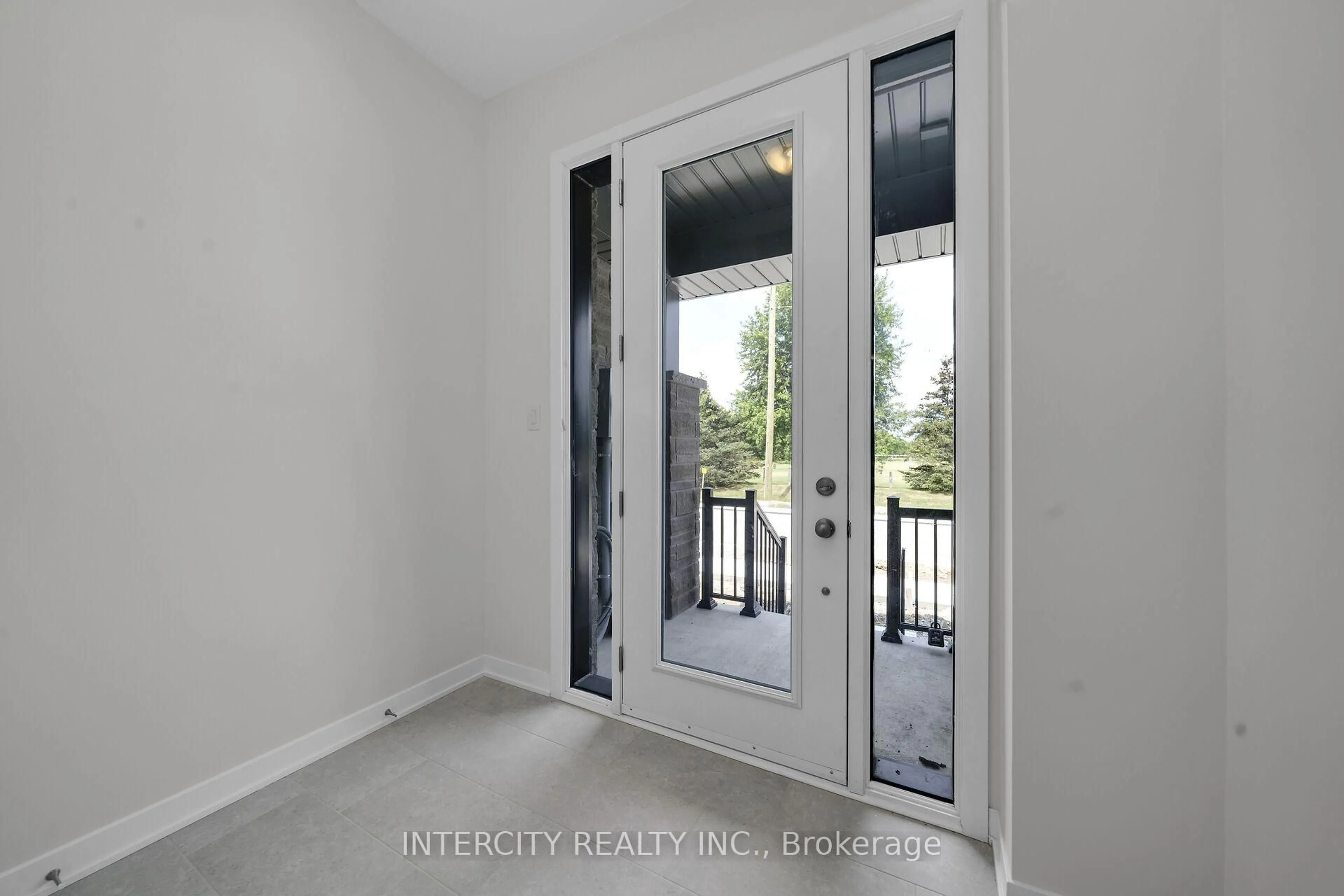 Indoor entryway for 624 Glasgow Rd #19-100, Caledon Ontario L7E 4N1