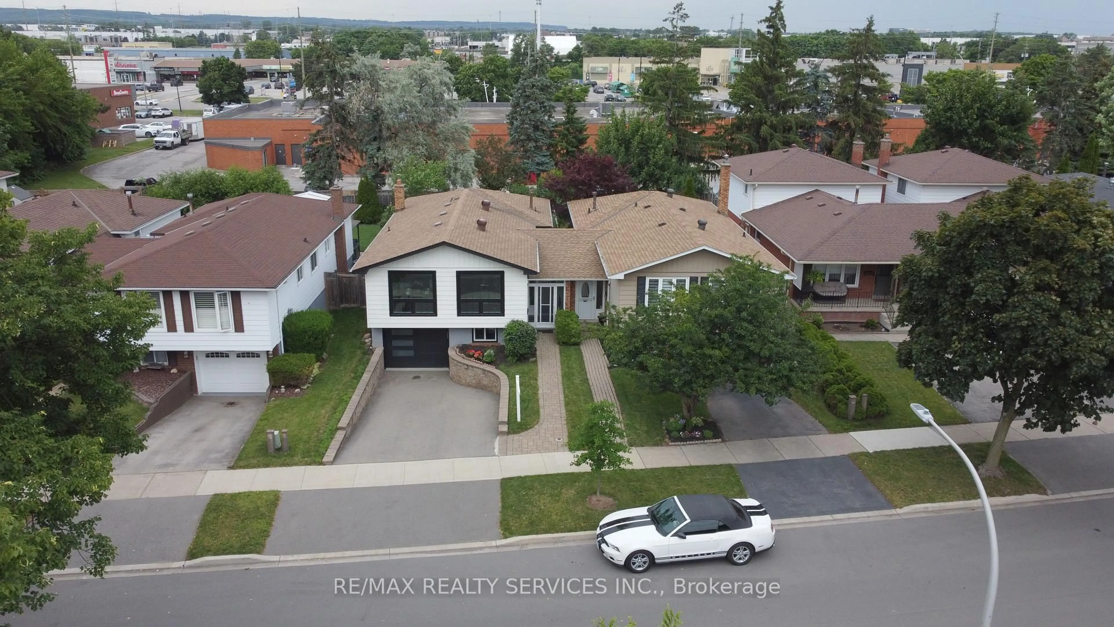 A pic from outside/outdoor area/front of a property/back of a property/a pic from drone, street for 3469 Caplan Cres, Burlington Ontario L7N 2P9