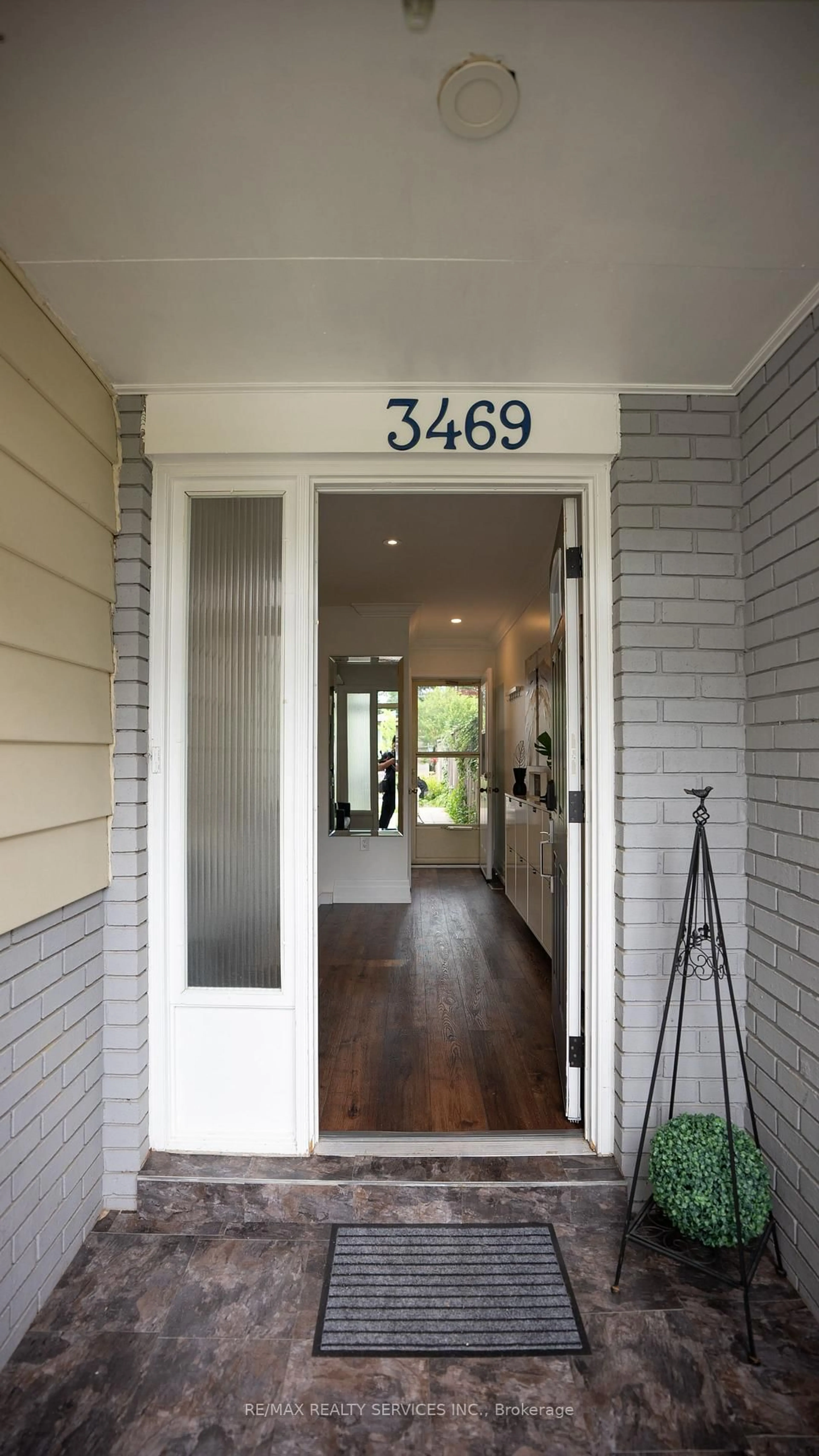 Indoor entryway for 3469 Caplan Cres, Burlington Ontario L7N 2P9