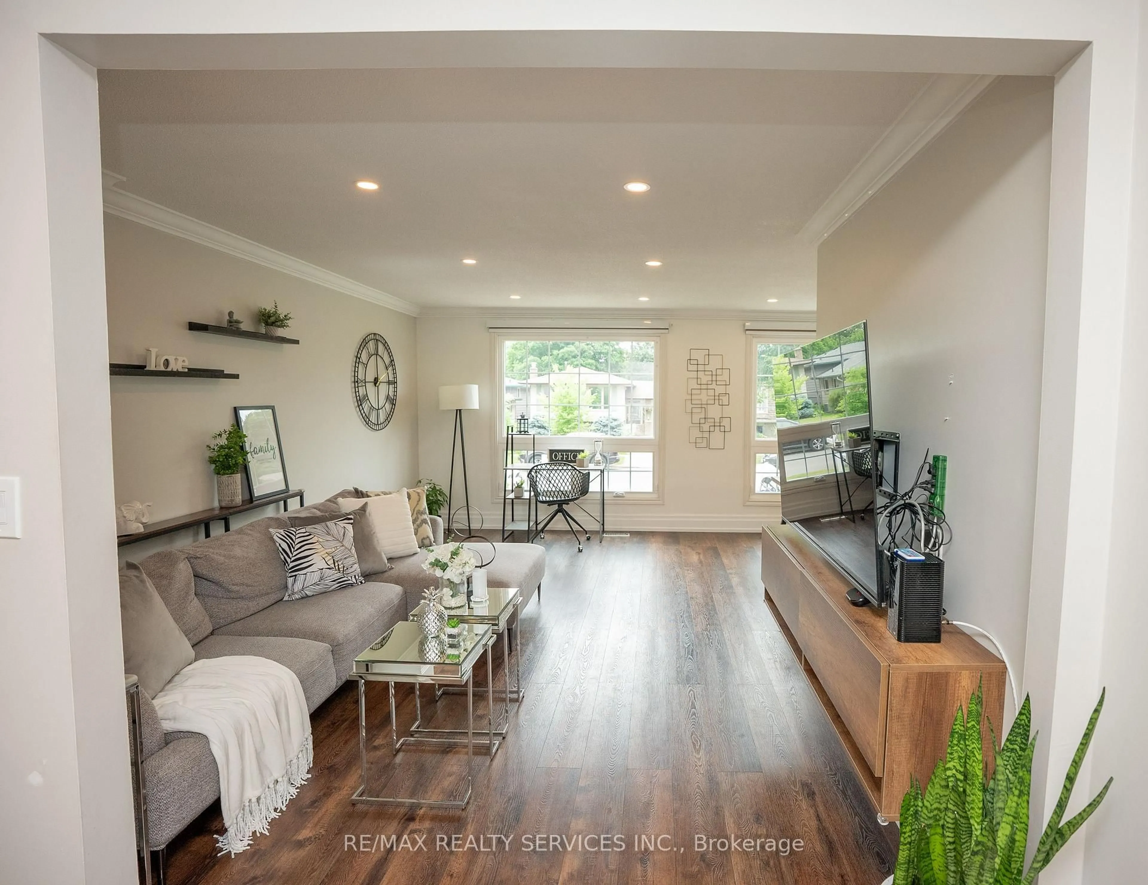 Living room with furniture, wood/laminate floor for 3469 Caplan Cres, Burlington Ontario L7N 2P9