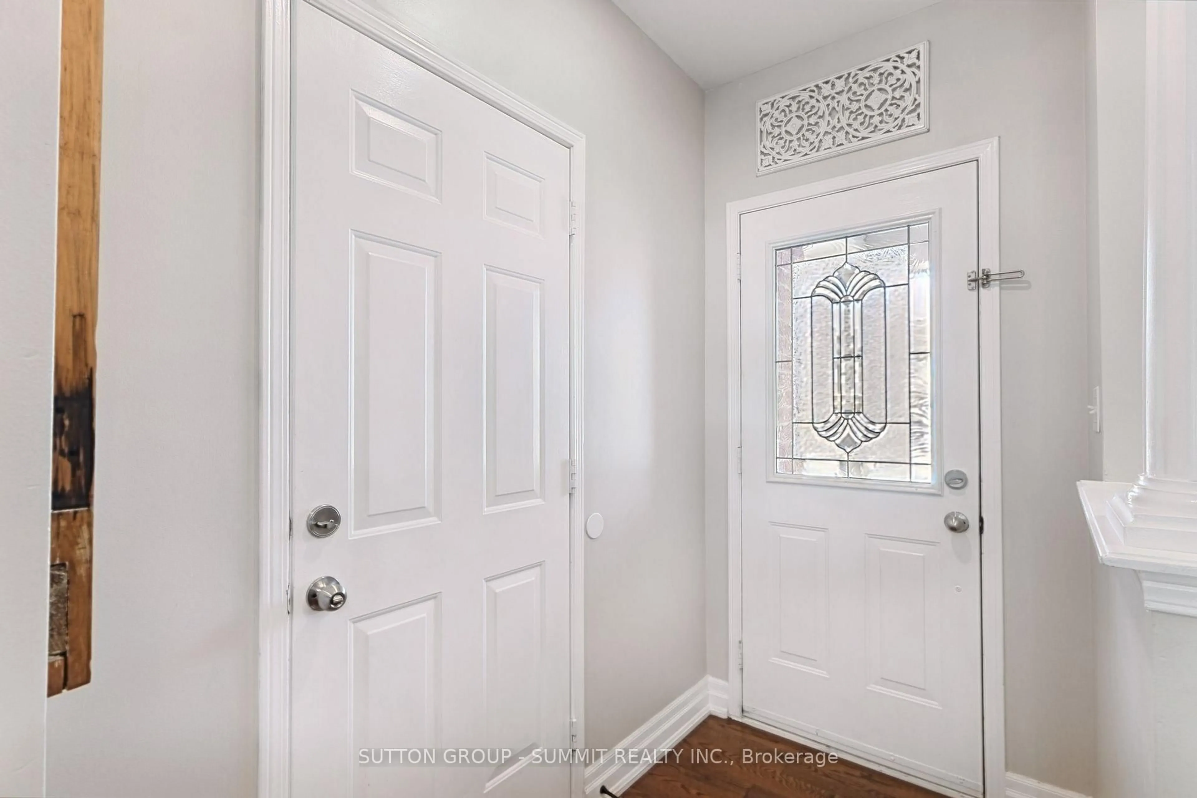 Indoor entryway for 2163 SUTTON Dr, Burlington Ontario L7L 7K5