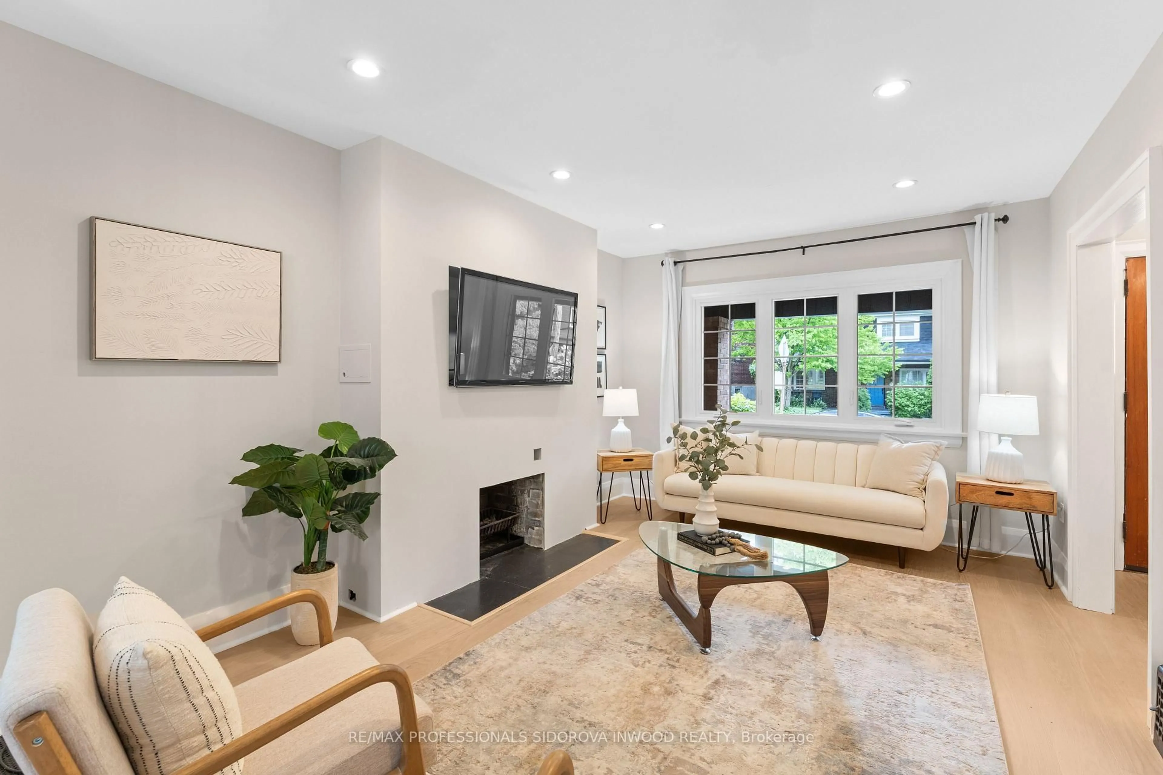 Living room with furniture, unknown for 408 Glenlake Ave, Toronto Ontario M6P 1G7