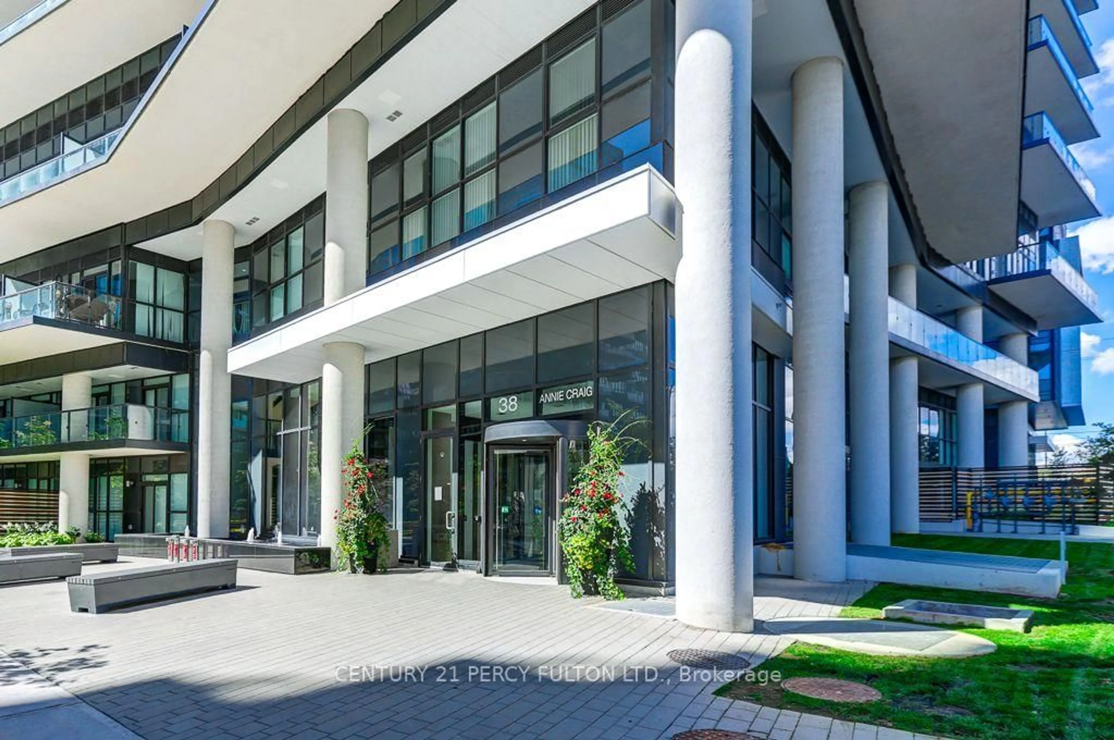 Indoor foyer for 38 Annie Craig Dr #1110, Toronto Ontario M8V 0G9