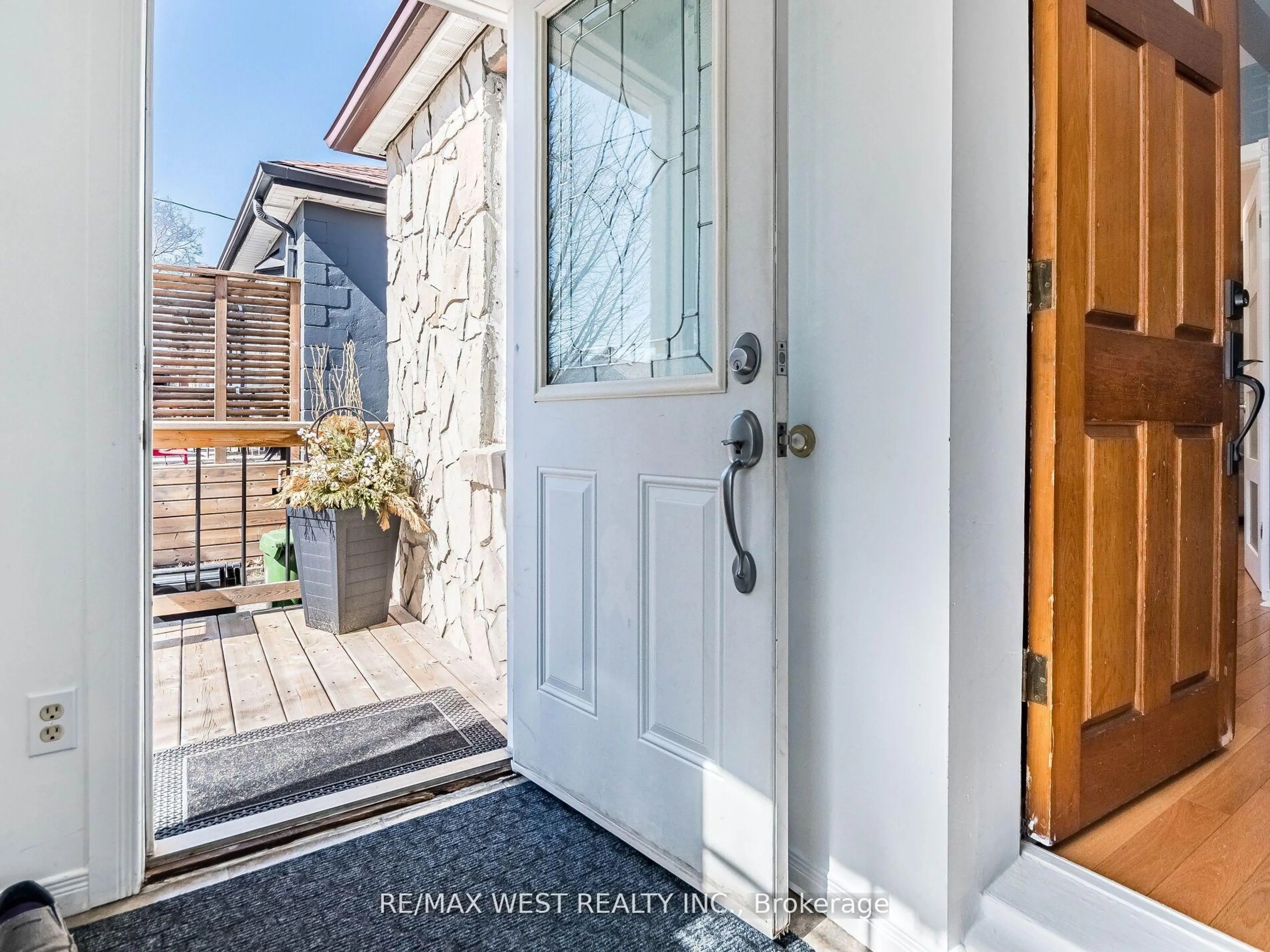 Indoor entryway for 76 Laburnham Ave, Toronto Ontario M8W 1S8