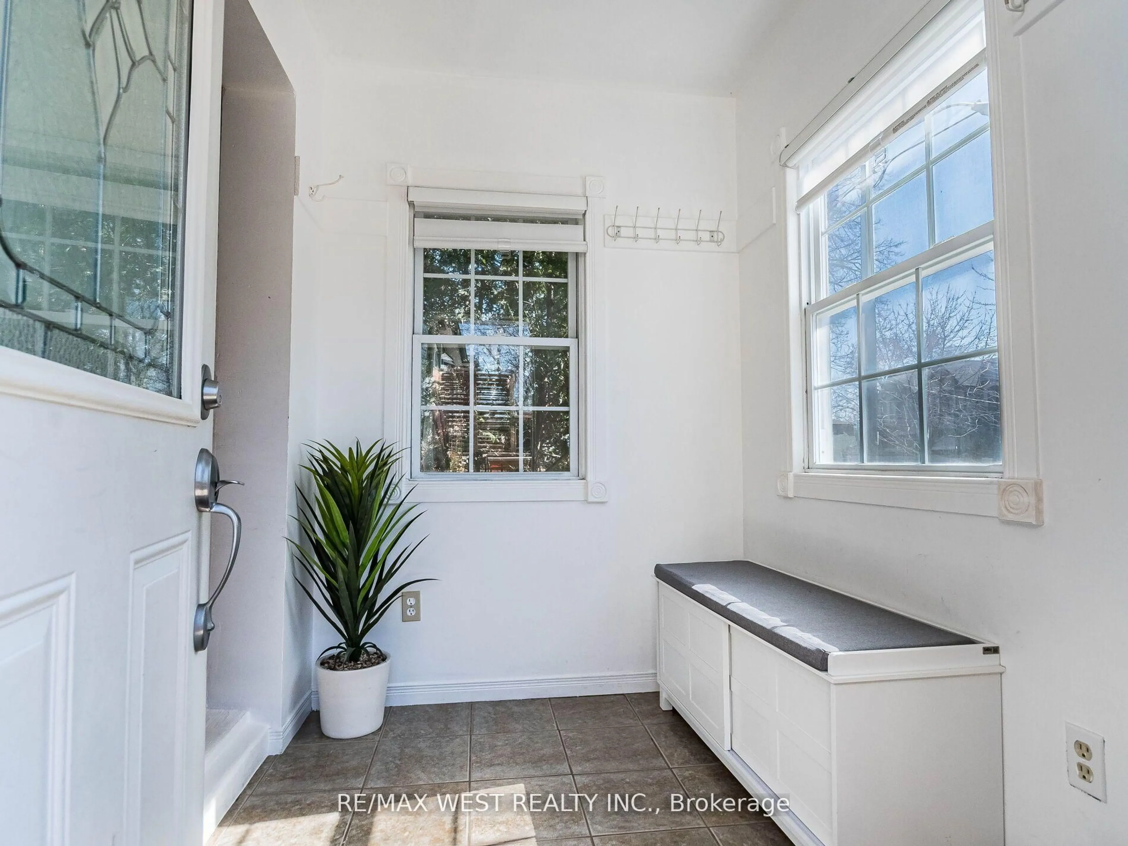 Indoor entryway for 76 Laburnham Ave, Toronto Ontario M8W 1S8