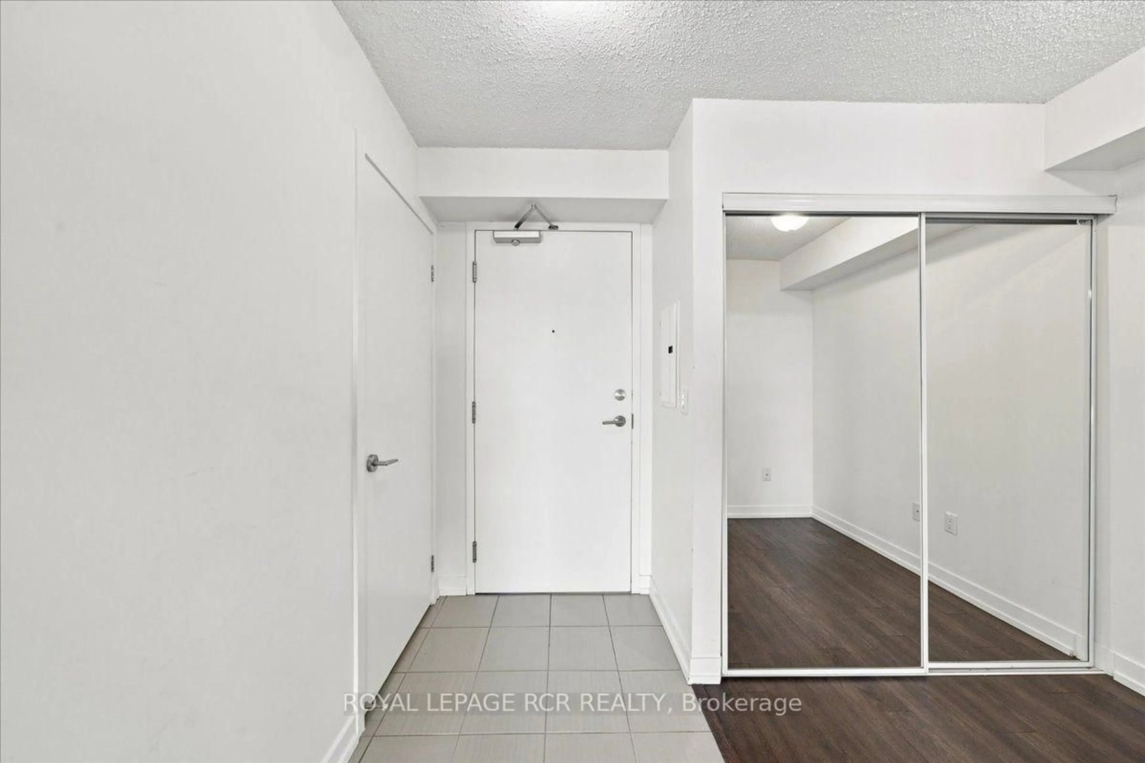 Indoor entryway for 812 Lansdowne Ave #908, Toronto Ontario M6H 4K5