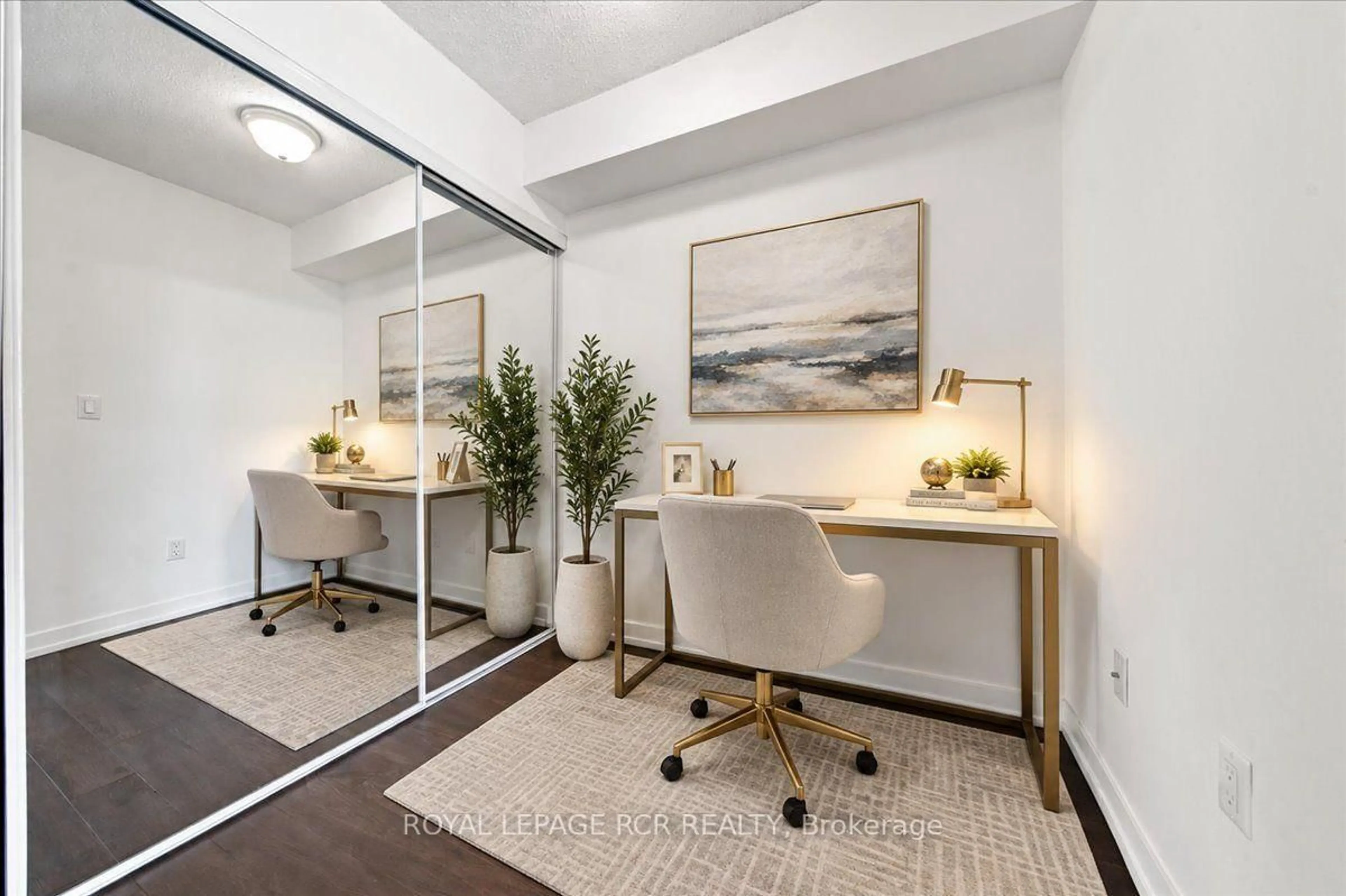 Indoor entryway for 812 Lansdowne Ave #908, Toronto Ontario M6H 4K5