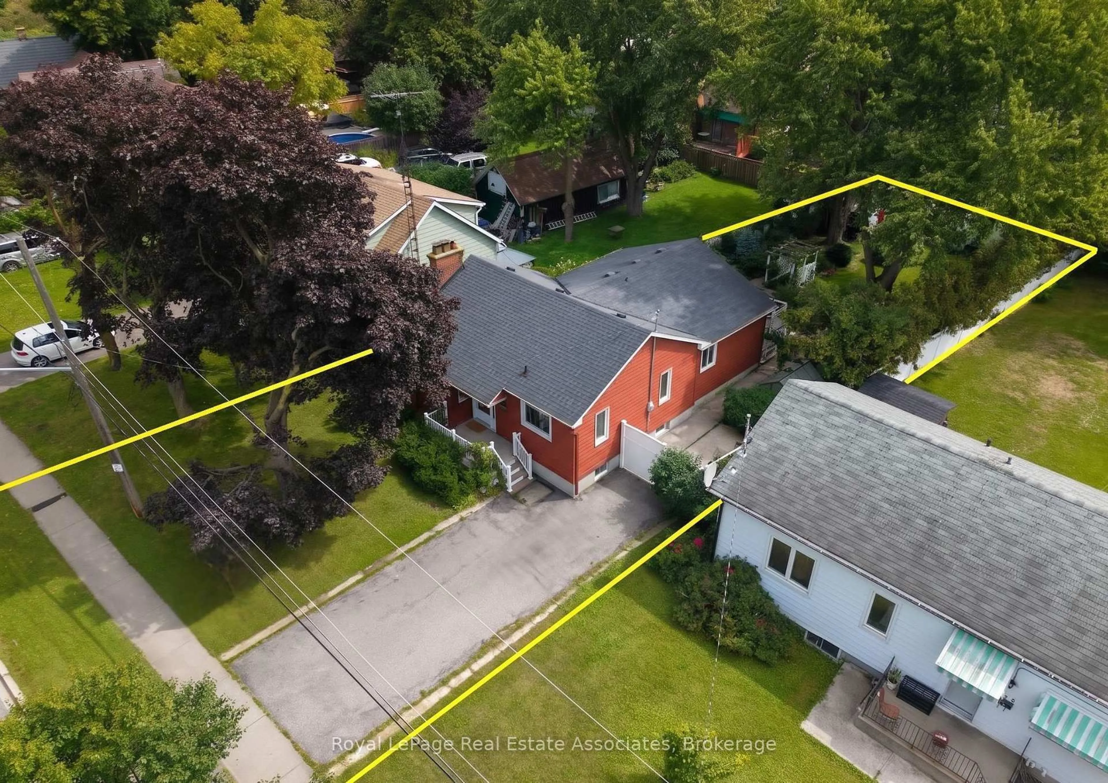 A pic from outside/outdoor area/front of a property/back of a property/a pic from drone, street for 101 Denison Ave, Brampton Ontario L6X 1E9