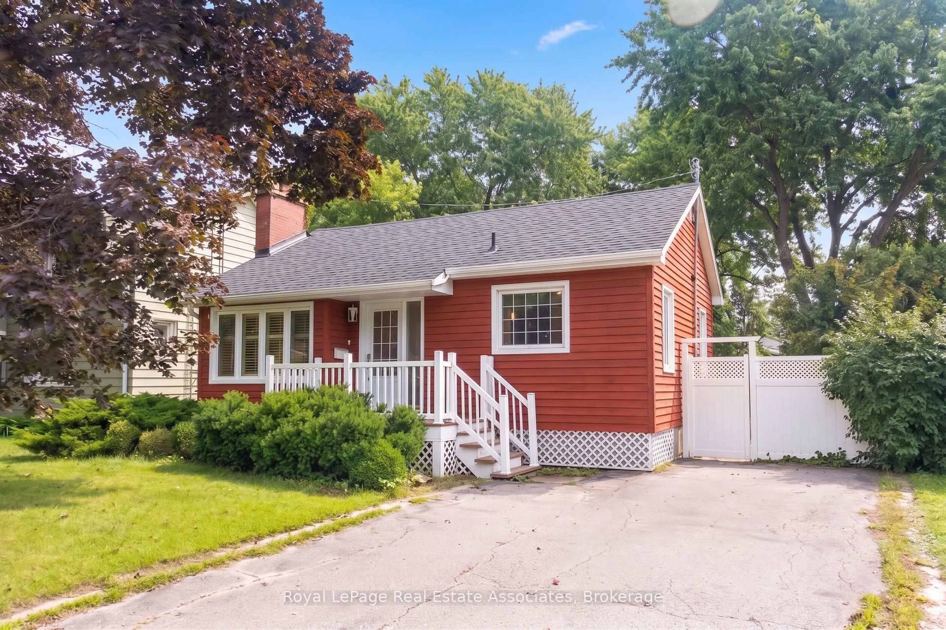 Home with vinyl exterior material, street for 101 Denison Ave, Brampton Ontario L6X 1E9