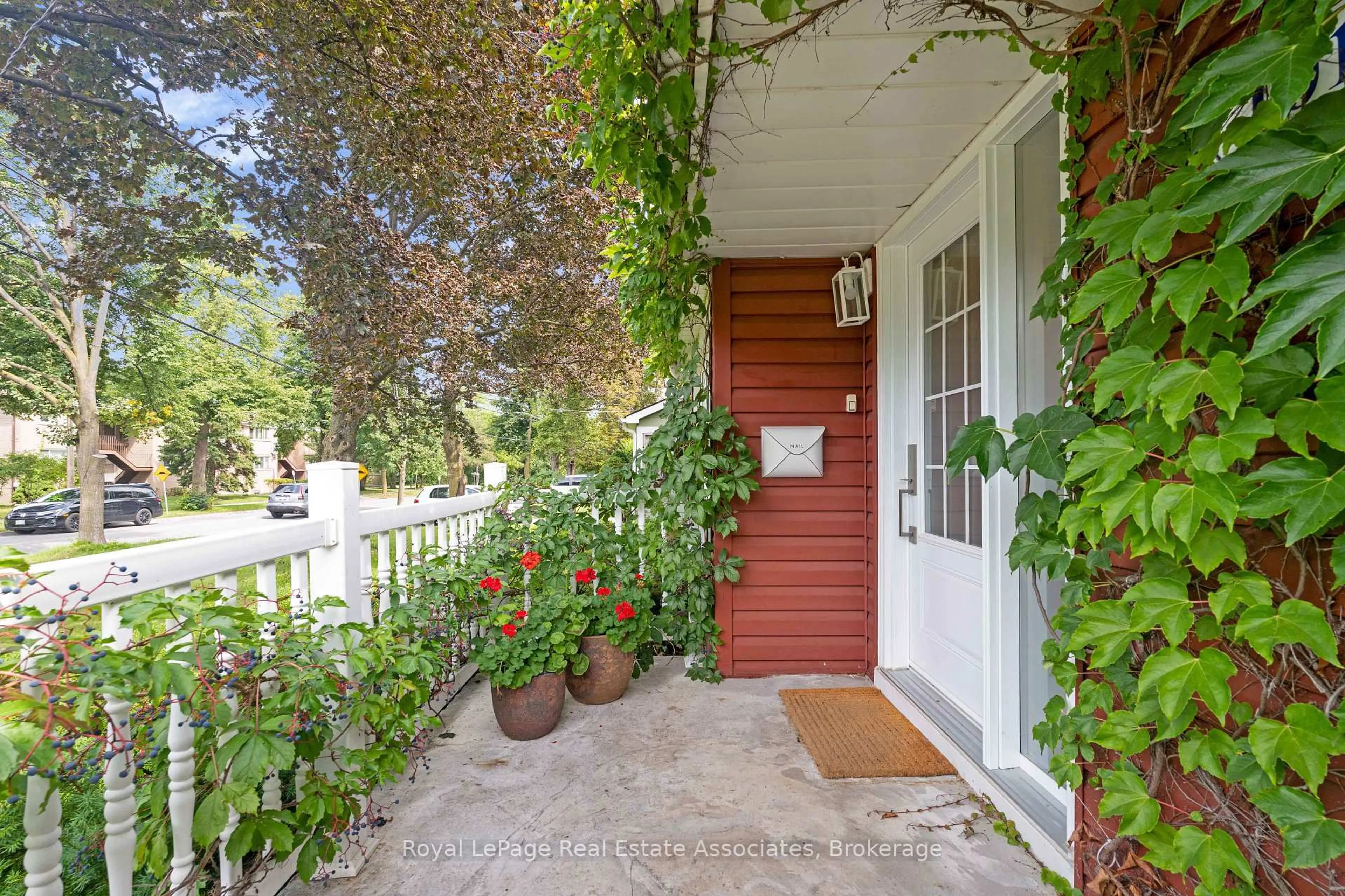 Patio, street for 101 Denison Ave, Brampton Ontario L6X 1E9