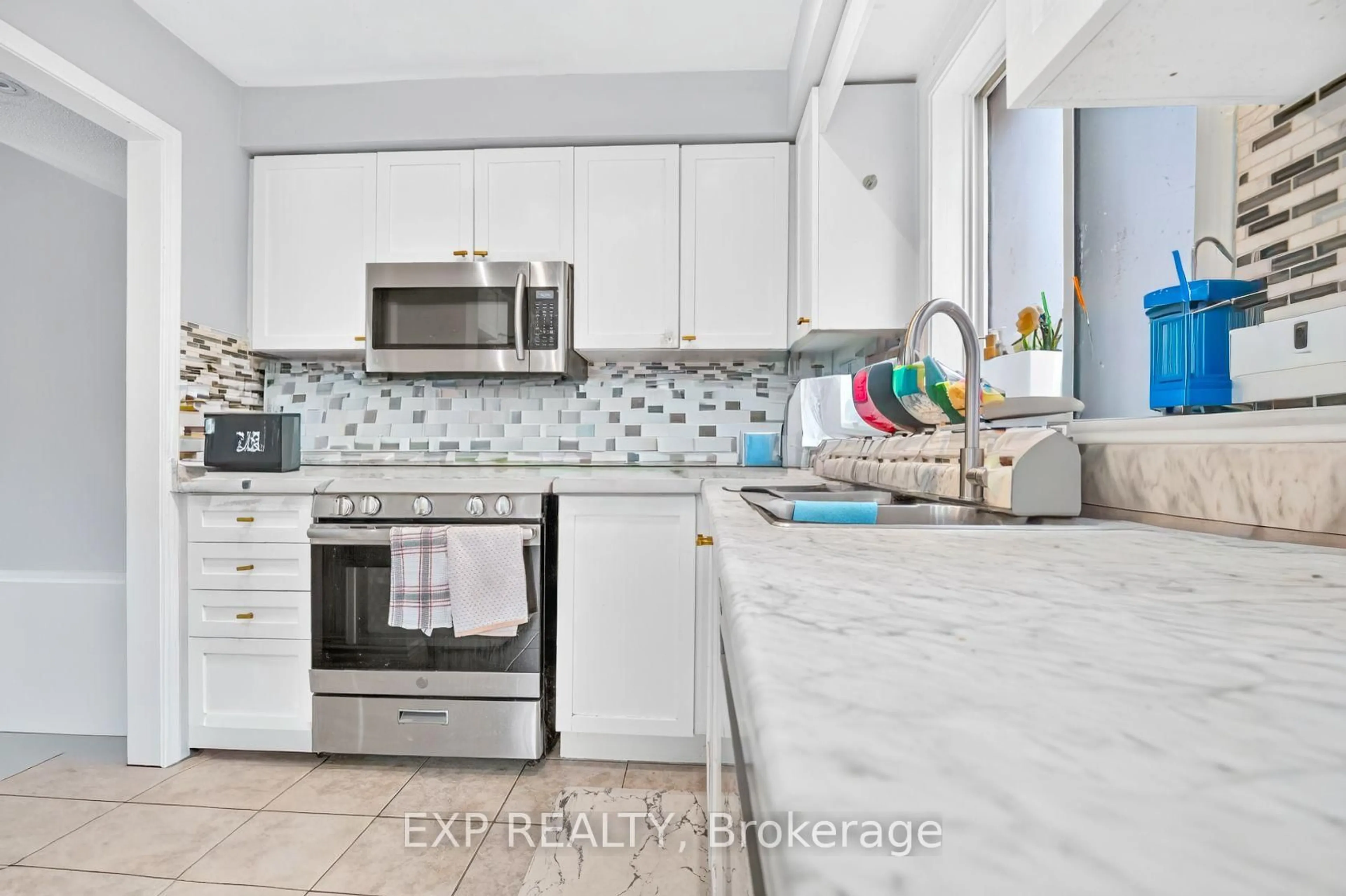 Open concept kitchen, ceramic/tile floor for 1008 Cooper Ave, Milton Ontario L9T 5W7