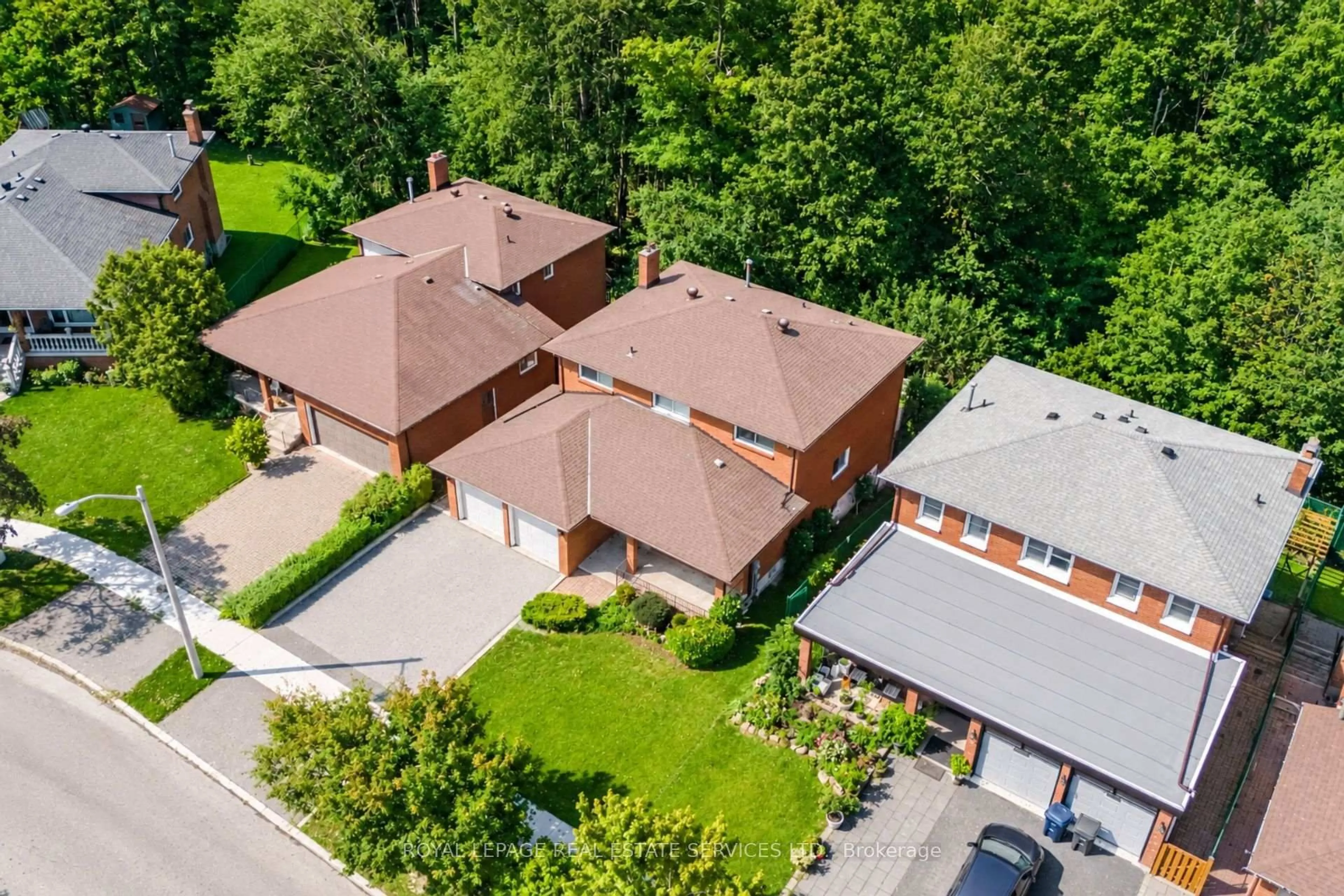 A pic from outside/outdoor area/front of a property/back of a property/a pic from drone, street for 124 Stilecroft Dr, Toronto Ontario M3J 1A9