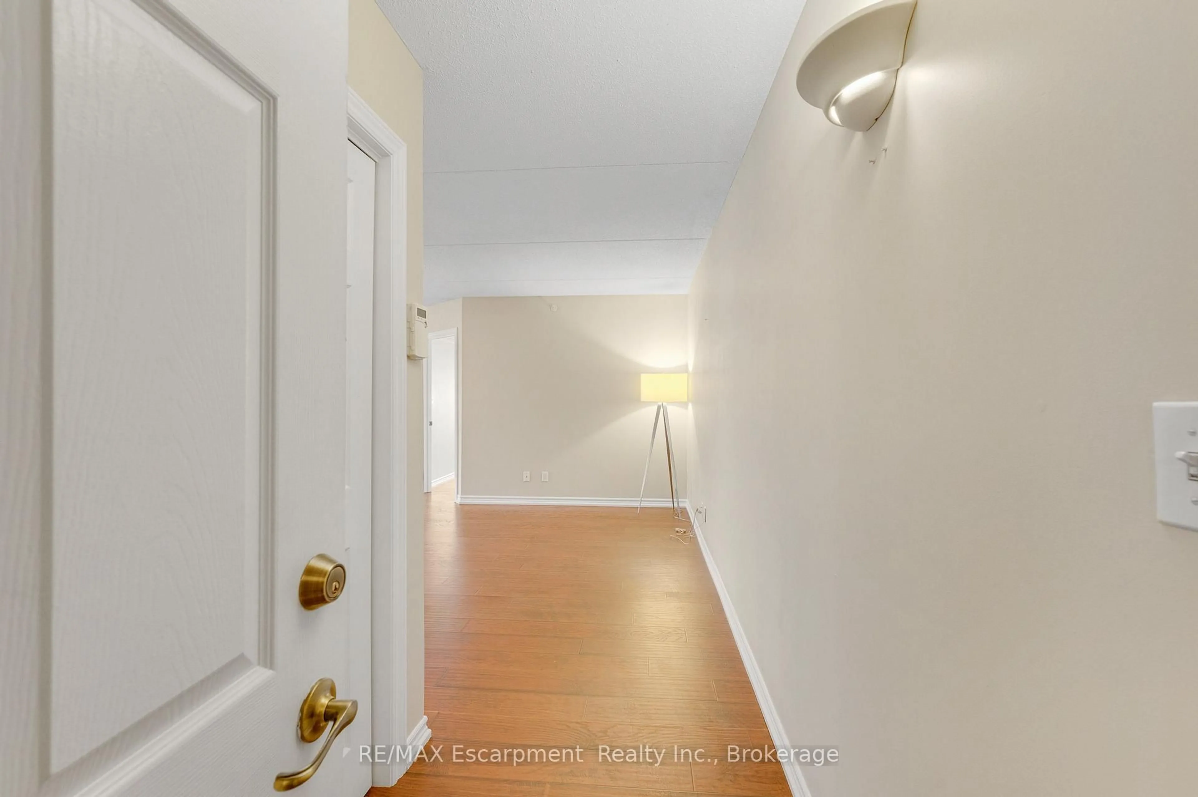 Indoor entryway for 2075 Appleby Line #102, Burlington Ontario L7L 7H3