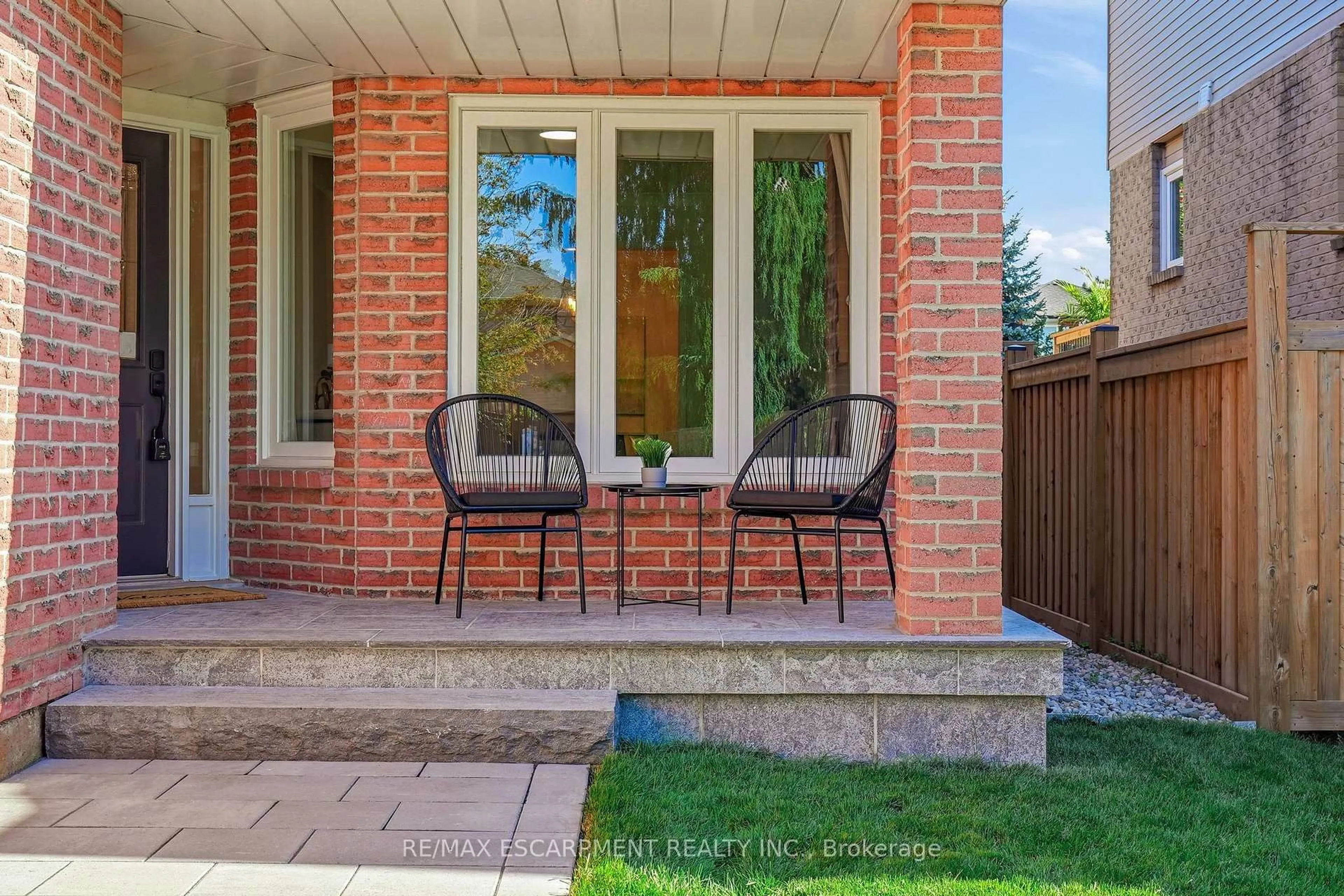 Patio, street for 551 Deerhurst Dr, Burlington Ontario L7L 5V9