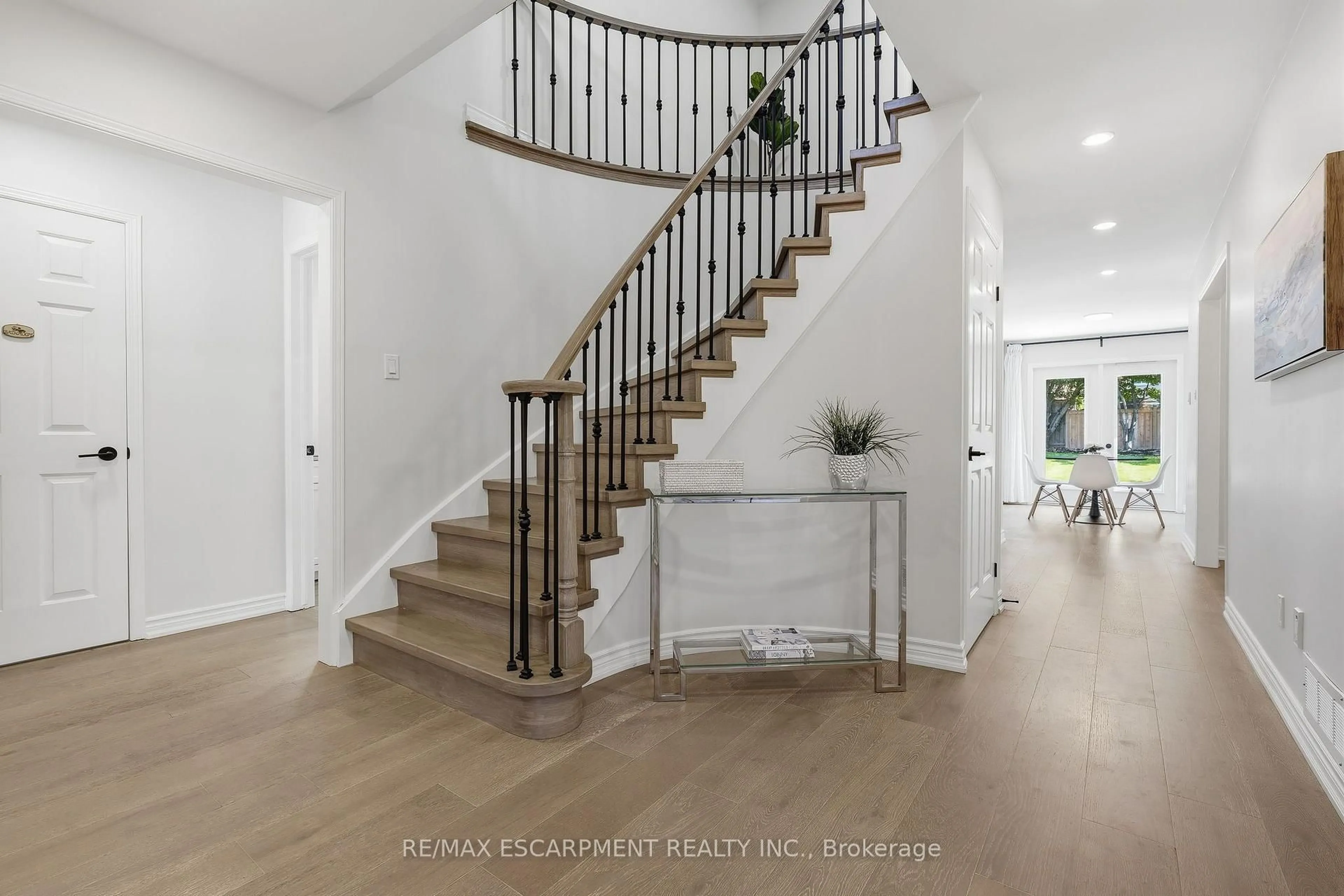 Indoor entryway for 551 Deerhurst Dr, Burlington Ontario L7L 5V9