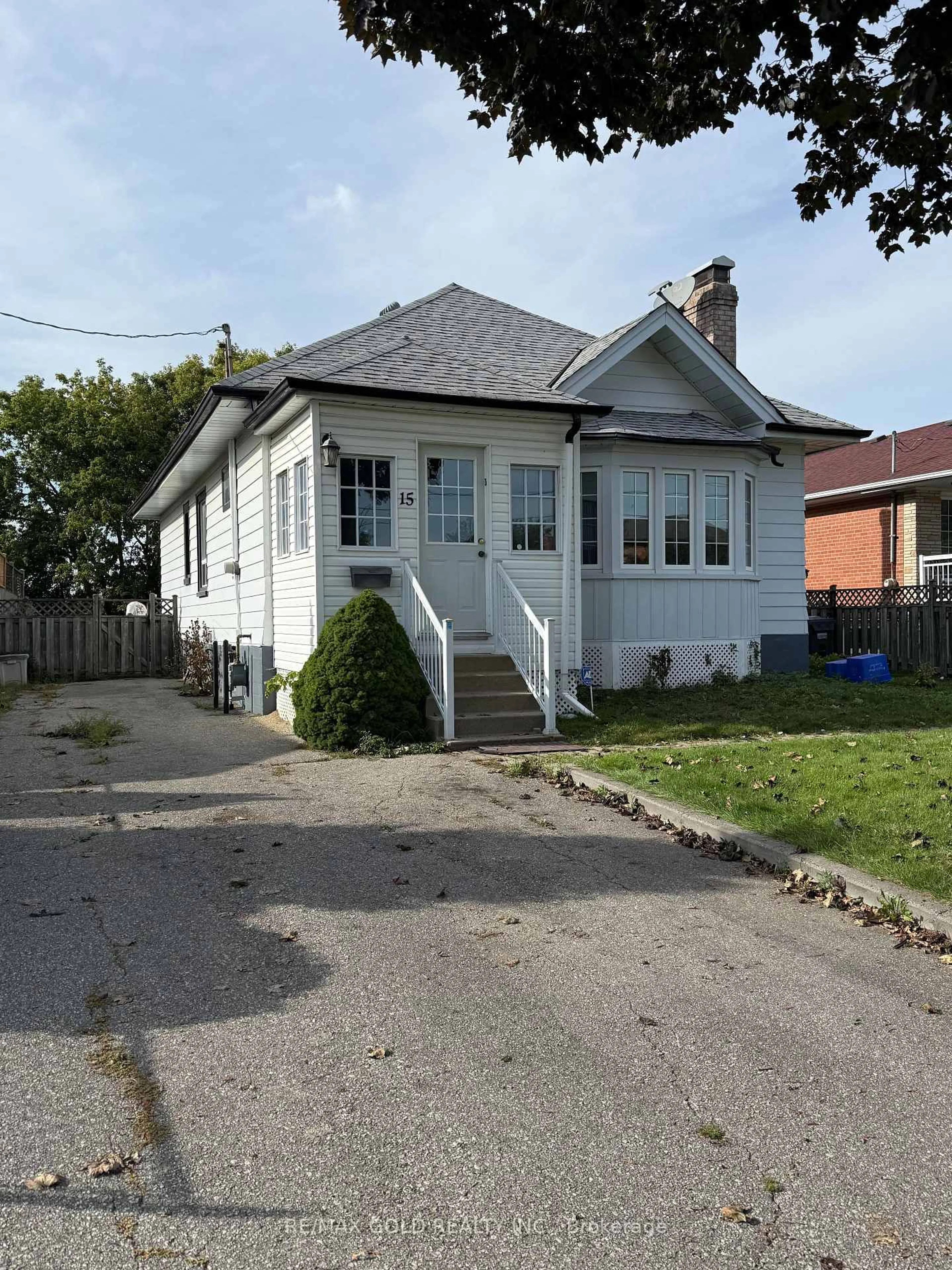 Unknown for 15 Beverley St, Mississauga Ontario L4T 1E9