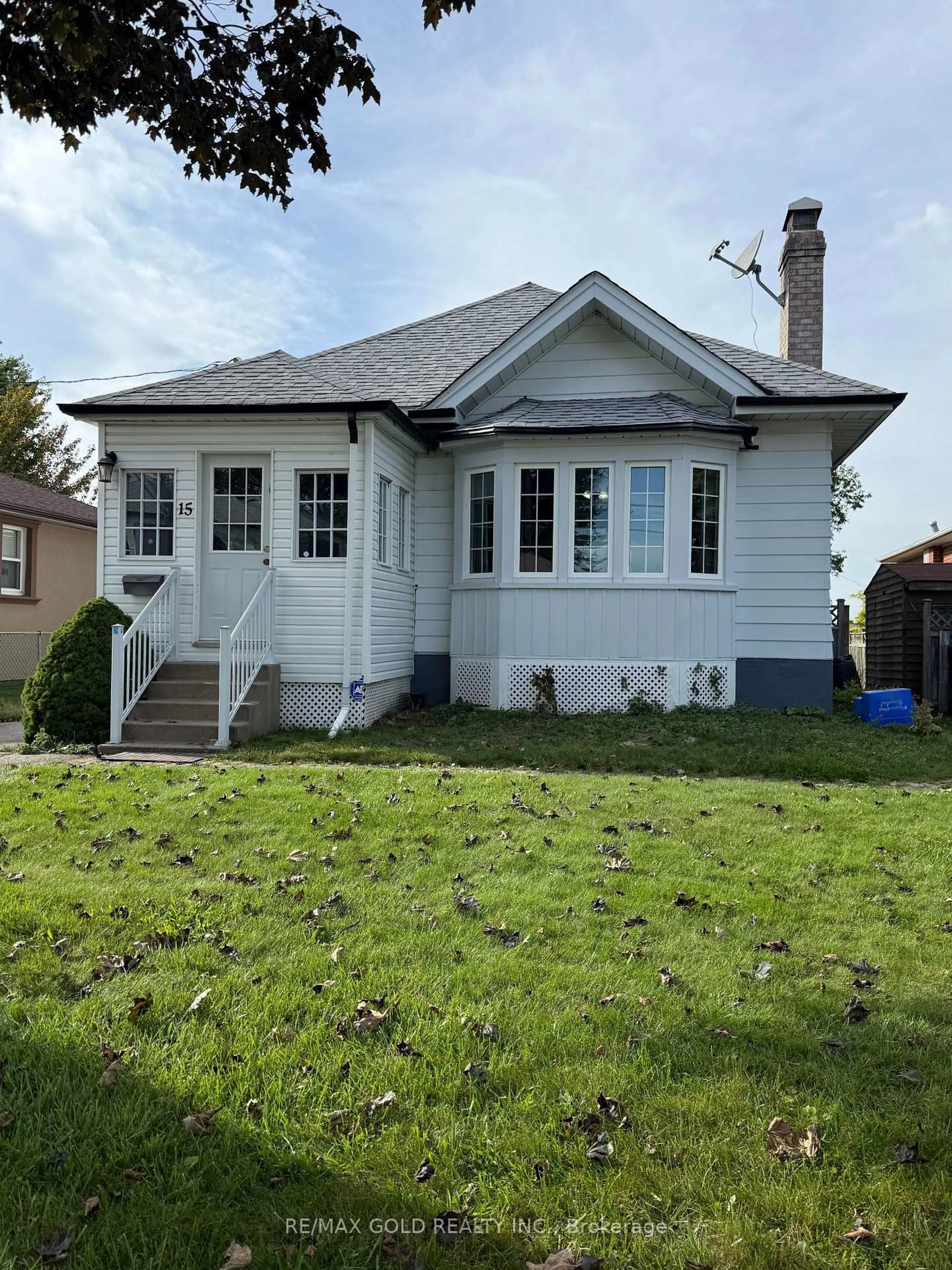 Home with vinyl exterior material, street for 15 Beverley St, Mississauga Ontario L4T 1E9