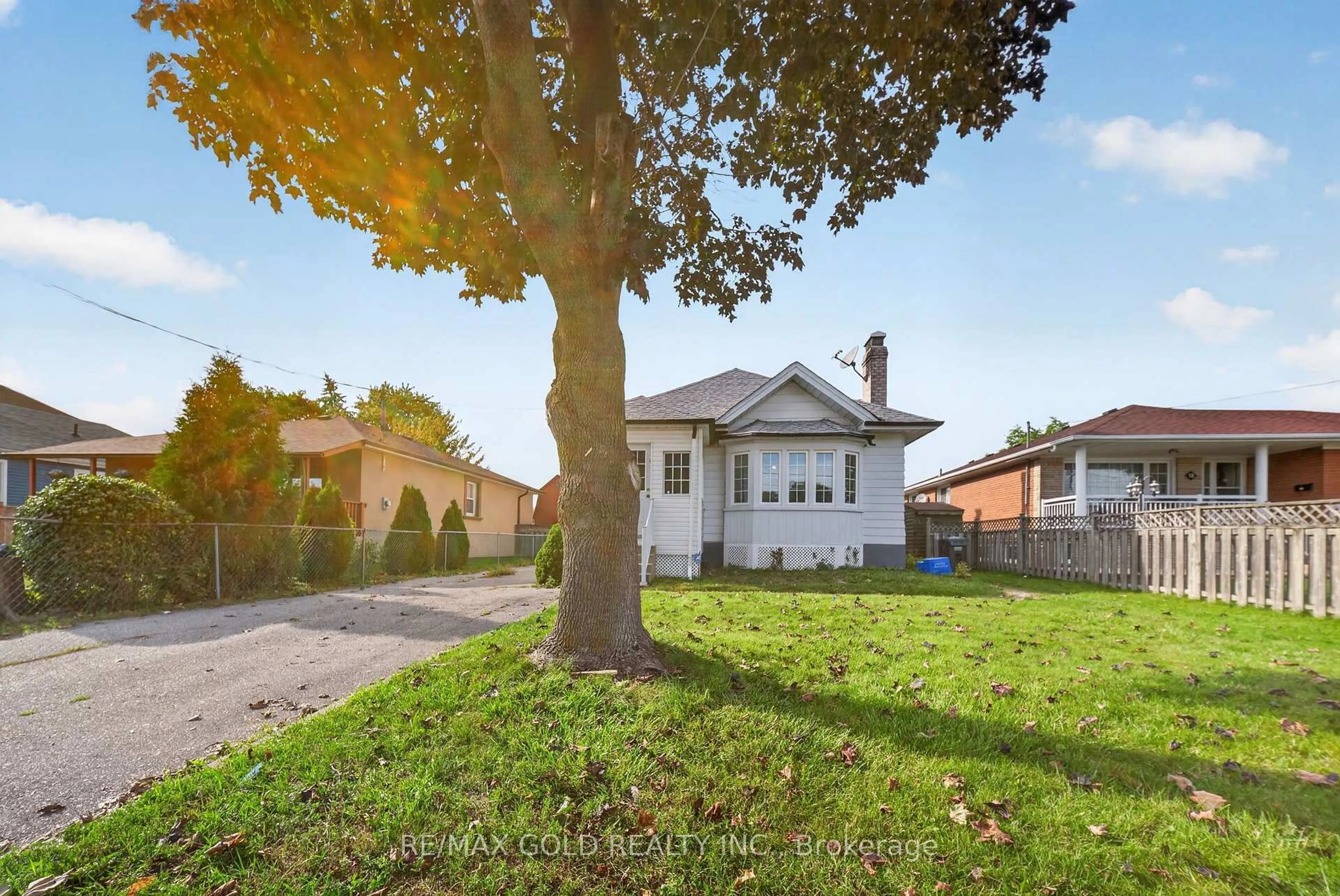 A pic from outside/outdoor area/front of a property/back of a property/a pic from drone, street for 15 Beverley St, Mississauga Ontario L4T 1E9