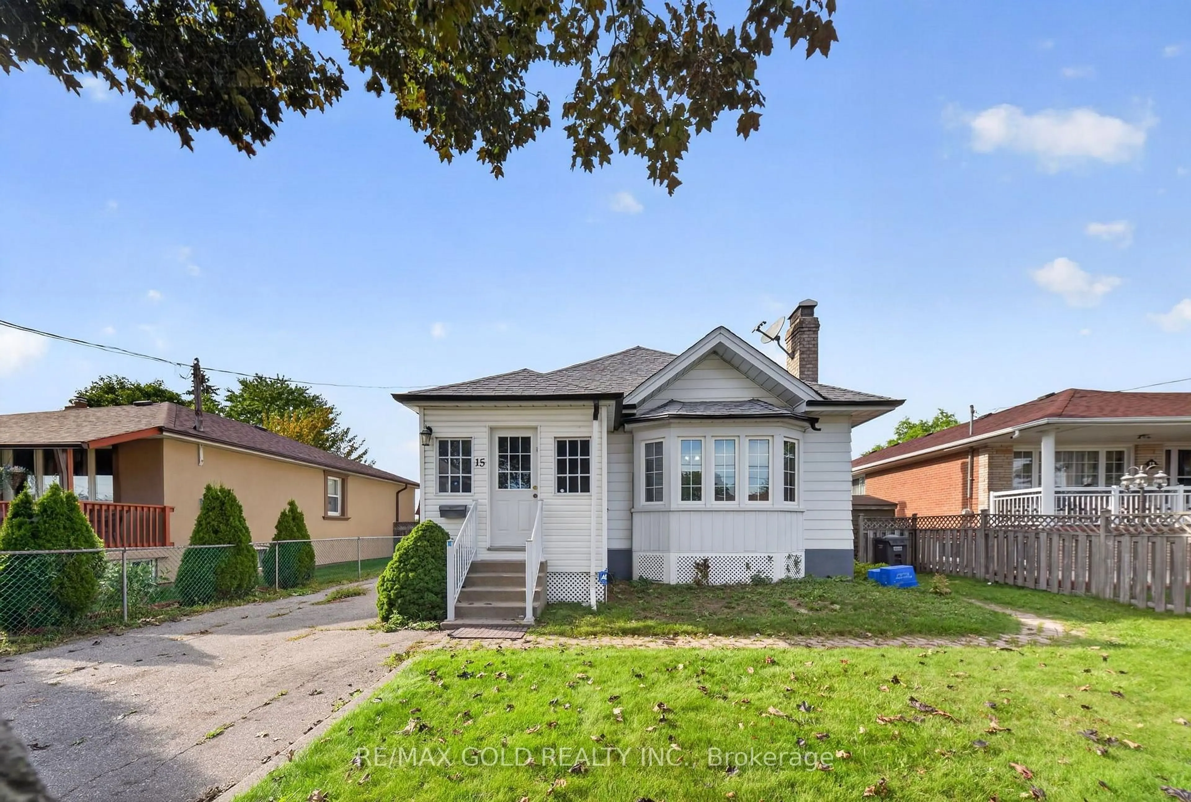 Home with vinyl exterior material, street for 15 Beverley St, Mississauga Ontario L4T 1E9
