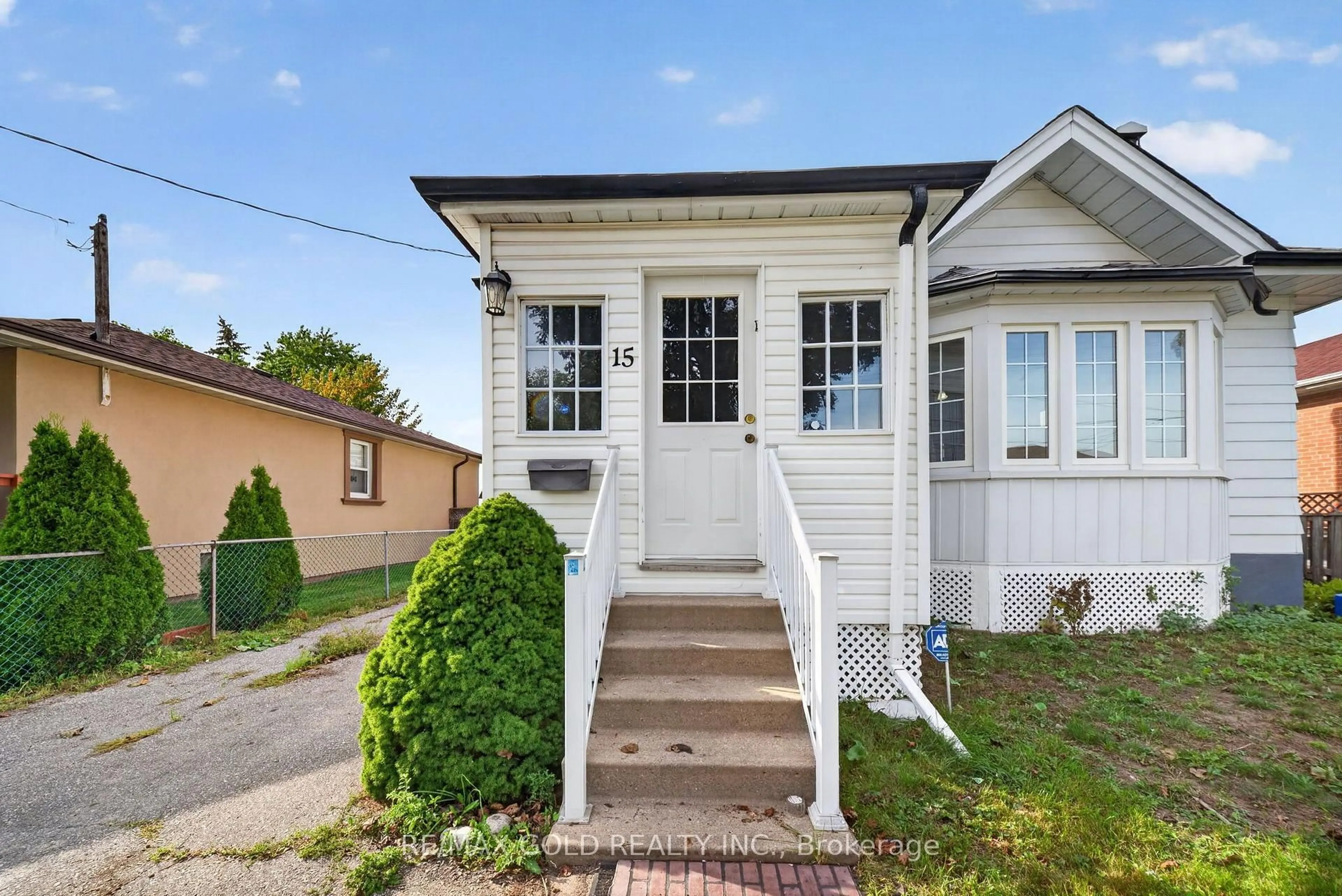 Home with vinyl exterior material, street for 15 Beverley St, Mississauga Ontario L4T 1E9