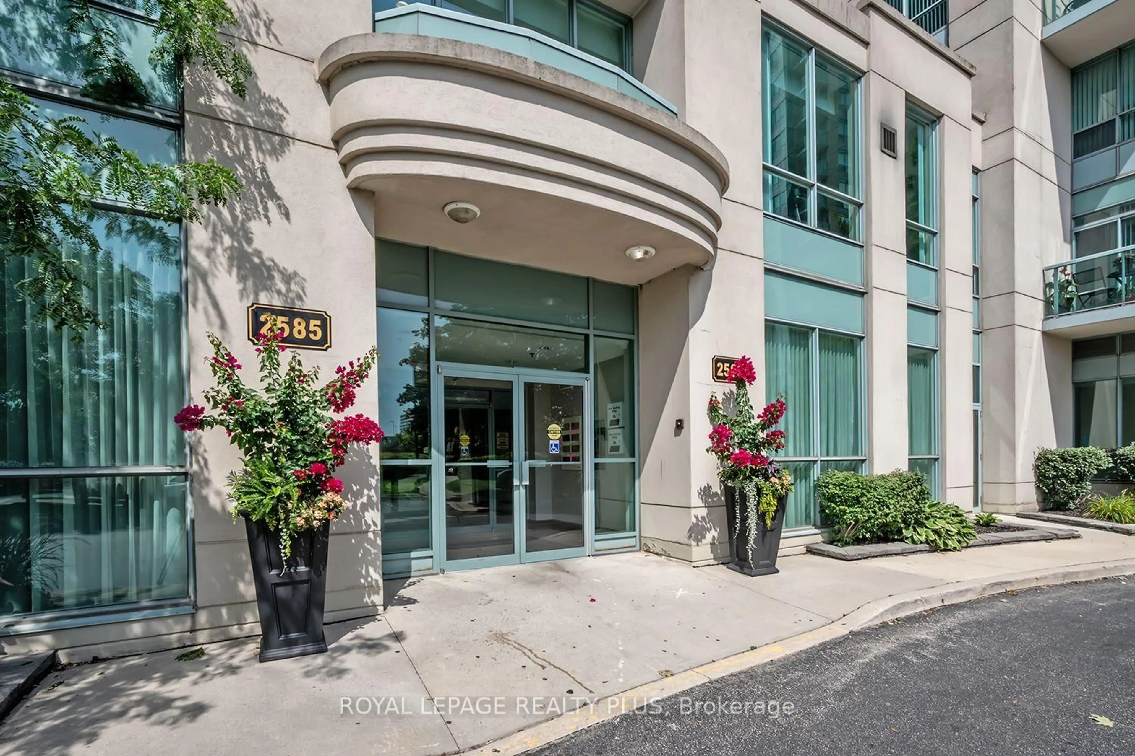 Indoor foyer for 2585 Erin Centre Blvd #1101, Mississauga Ontario L5M 6Z7