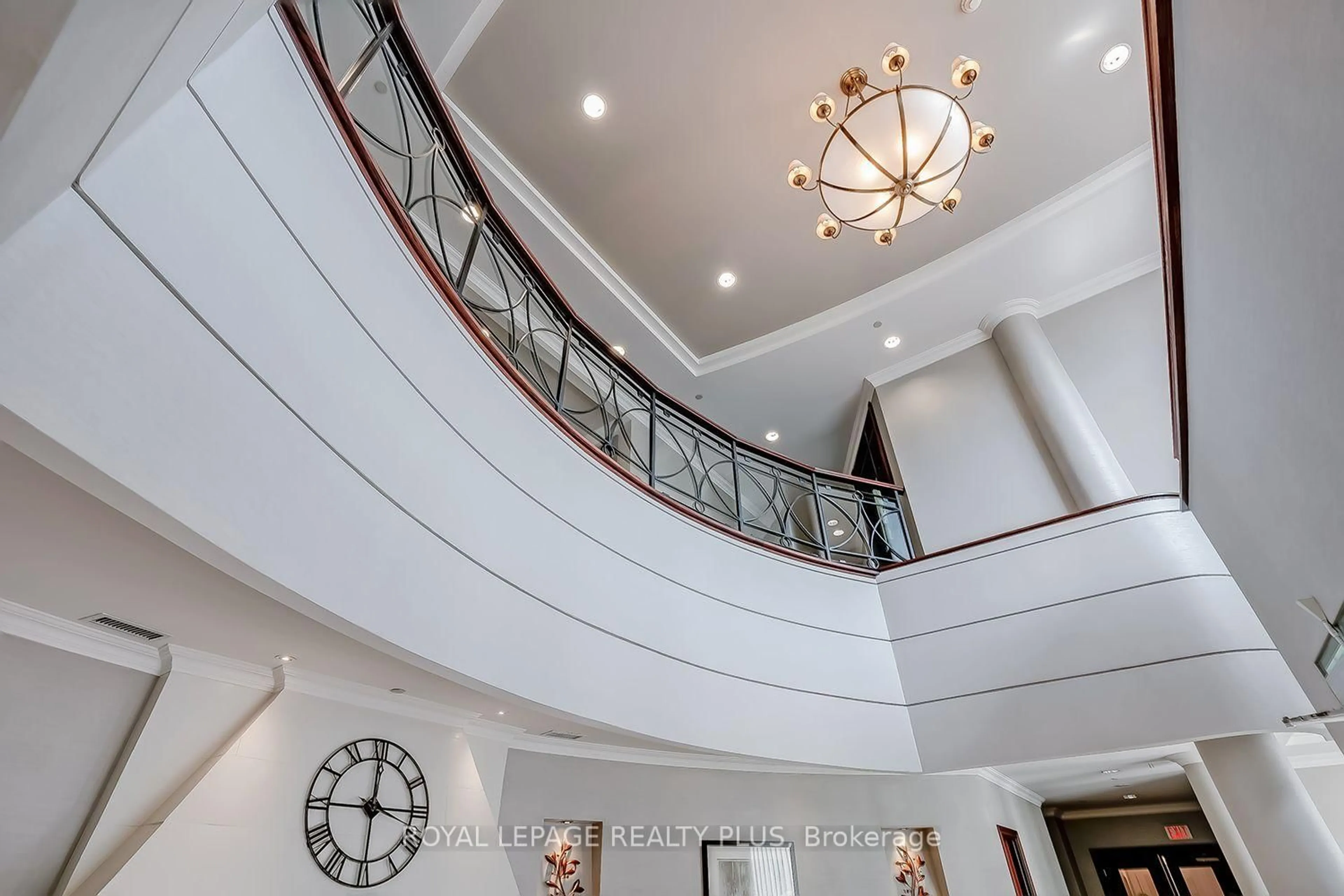 Indoor foyer for 2585 Erin Centre Blvd #1101, Mississauga Ontario L5M 6Z7