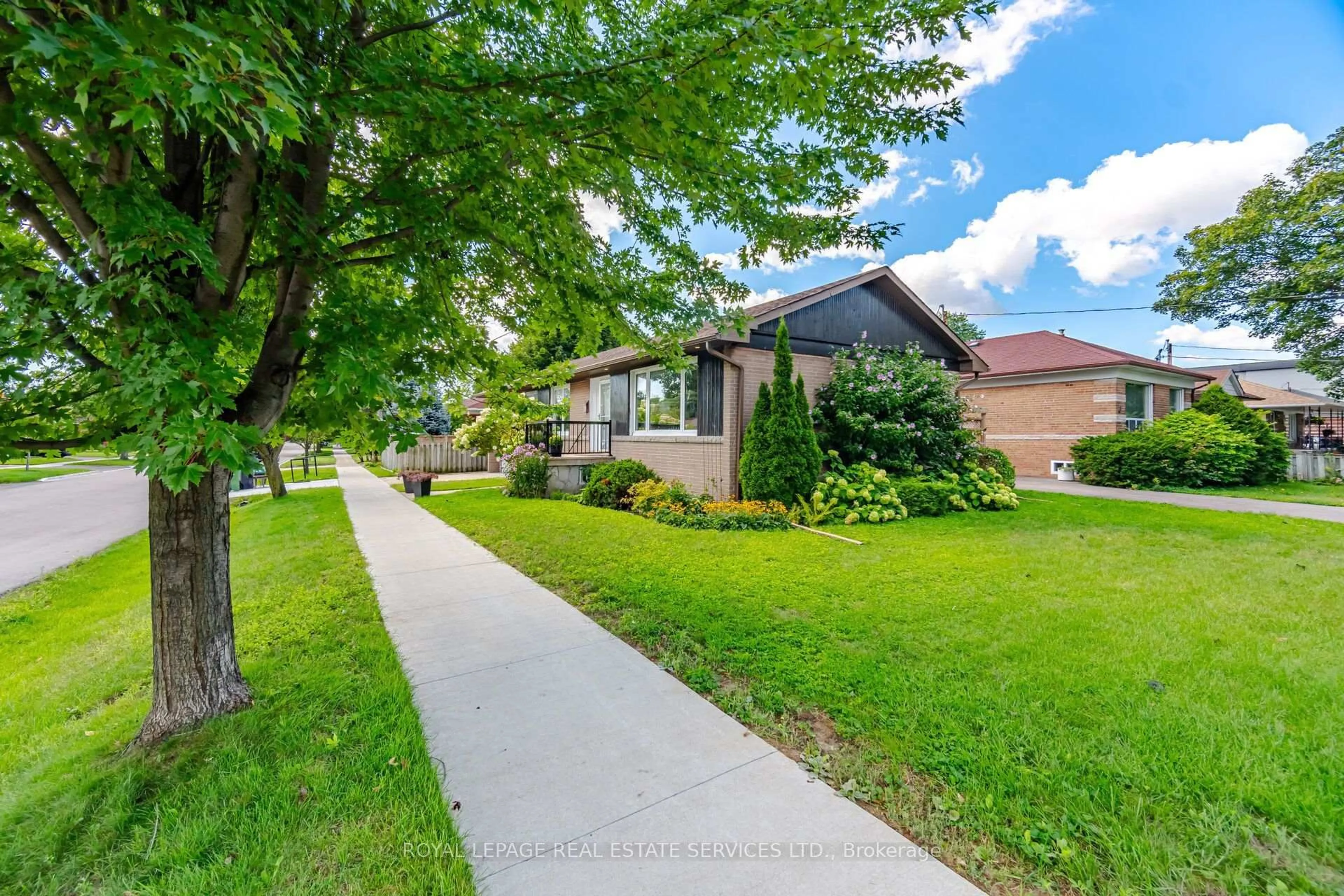 A pic from outside/outdoor area/front of a property/back of a property/a pic from drone, street for 15 Velma Dr, Toronto Ontario M8Z 2N2
