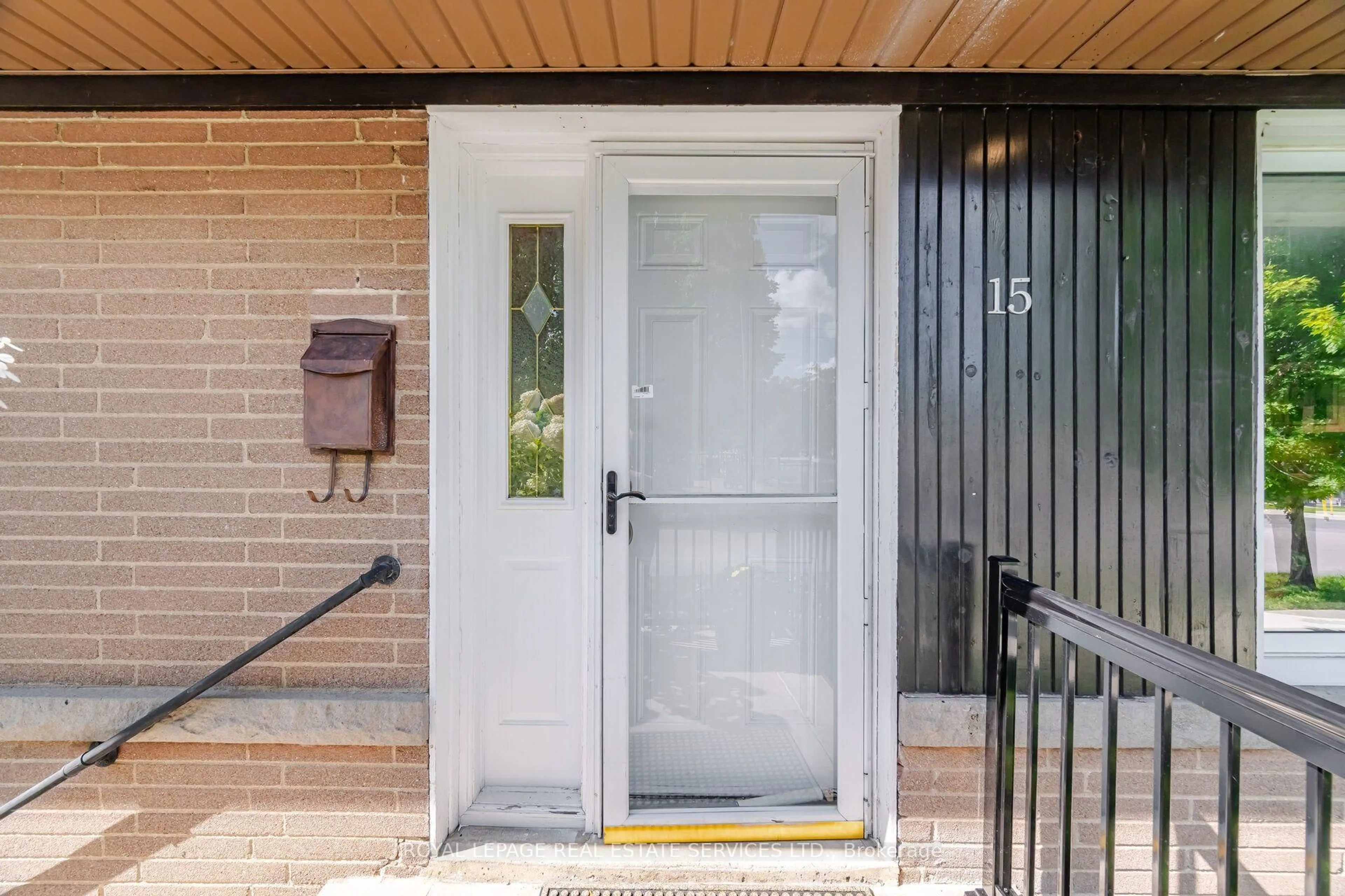 Indoor entryway for 15 Velma Dr, Toronto Ontario M8Z 2N2