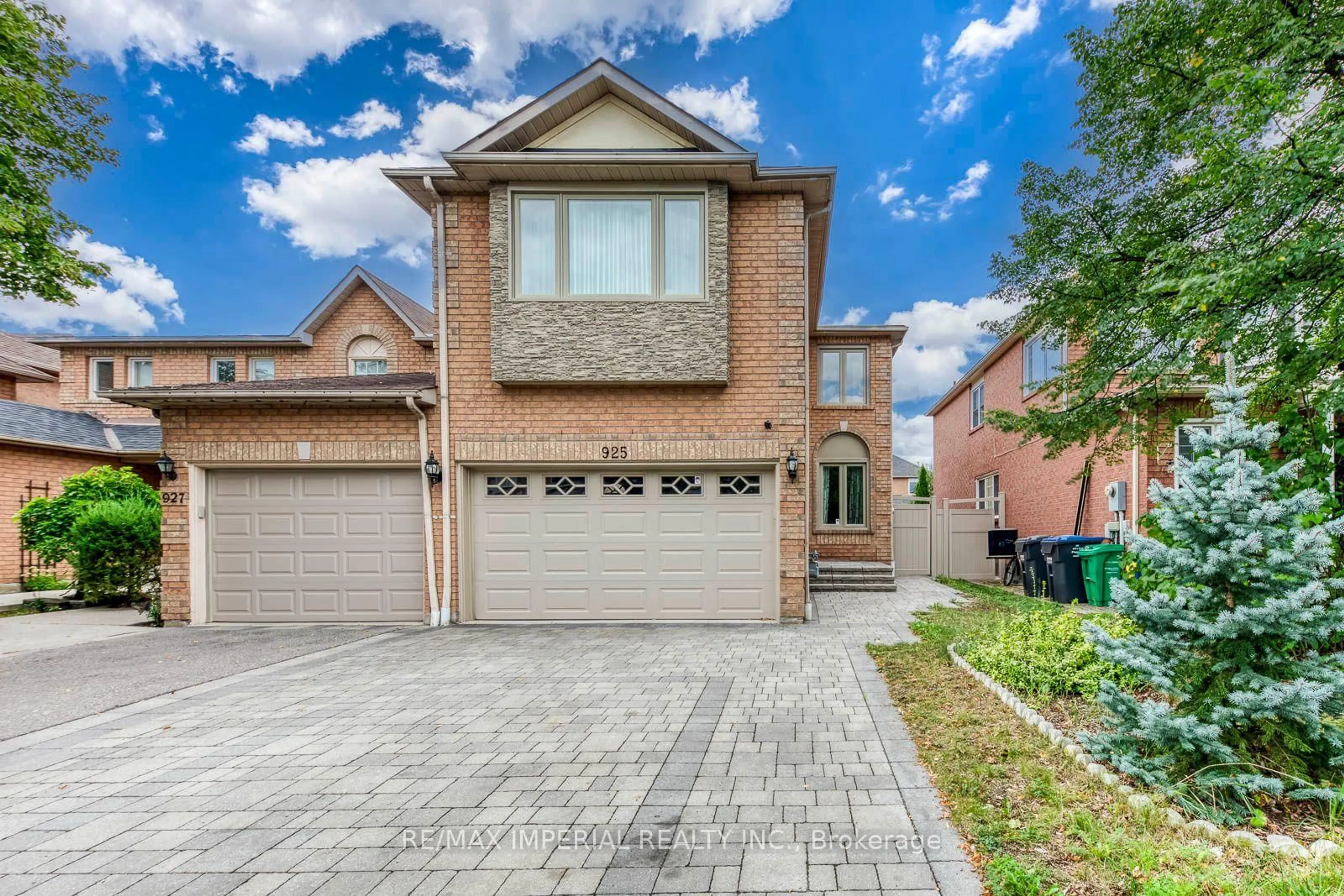 Home with brick exterior material, street for 925 Cardington St, Mississauga Ontario L5V 1Z8
